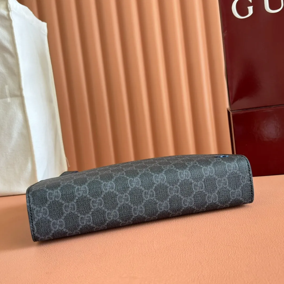 p720🔥🔥🔥【With full set of original green box packaging】Clutch bag with GG details. As the brand's iconic material, GG Supreme canvas has become the main fabric in Gucci's design universe. In the new series, it is reinterpreted through the Gucci aesthetic perspective. This clutch features an all-over monogram pattern. GG accessories add branding charm to the piece. Beige and ebony GG Supreme canvas, red leather trim, brass hardware with red ceramic effect finish, cotton and linen moire fabric lining, GG detail, interior: six card compartments, detachable wrist strap, zip closure. Model: 768255. Dimensions: 18(L) x 26(W) x 6cm(D) Color: Gray Gram. Made in Italy Weight: Approx. 0.387 kg