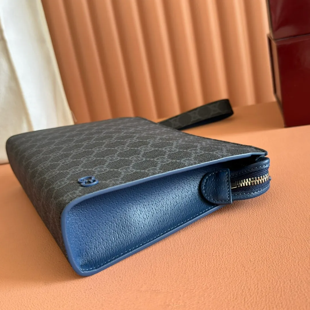 p720🔥🔥🔥【With full set of original green box packaging】Clutch bag with GG details. As the brand's iconic material, GG Supreme canvas has become the main fabric in Gucci's design universe. In the new series, it is reinterpreted through the Gucci aesthetic perspective. This clutch features an all-over monogram pattern. GG accessories add branding charm to the piece. Beige and ebony GG Supreme canvas, red leather trim, brass hardware with red ceramic effect finish, cotton and linen moire fabric lining, GG detail, interior: six card compartments, detachable wrist strap, zip closure. Model: 768255. Dimensions: 18(L) x 26(W) x 6cm(D) Color: Gray Gram. Made in Italy Weight: Approx. 0.387 kg