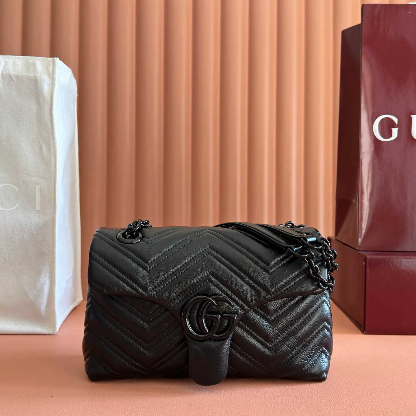 p1400💋💋💋[Original configuration and full counter packaging] This brand's classic GG Marmont series handbag is crafted from extremely soft cow leather, decorated with double G-shaped accessories, and matched with three-dimensional and multi-faceted chain shoulder straps. The entire bag has a soft and delicate structure. Black quilted V-shaped nappa leather Tonal enamel hardware Black rayon lining Double G Interior: 1 open pocket Sliding chain shoulder strap: 23.5cm - 45cm Magnetic press-button closure Ident No.: 855371. Dimensions: 23cm (width) x 17cm (height) x 9cm (depth) Weight: approx. 0.75kg Color: black/soft leather.