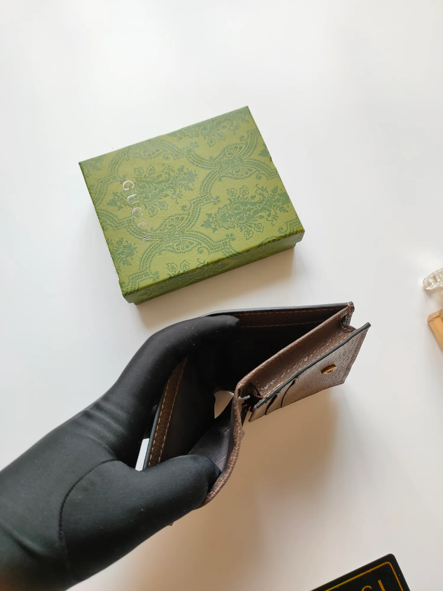 💰140💰Card holder~The wallet adopts a unique bamboo lock design, which highlights the design beauty of 𝗚𝘂𝗰𝗰𝗶, and is made of original factory calfskin! Size: 11x9x3.5cm Model: 658244