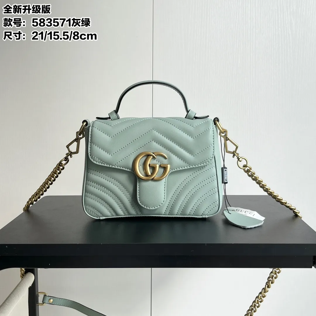 Actual shot #💰320 Style number: 583571 gray green/547260 Size: 21*15.5*8cm GG Marmont mini messenger bag is still in the limelight this year. The iconic double G logo carries Gucci’s literary and romantic story. The new mini series is a vivid interpretation of retro and gorgeousness. It is so cute~Handheld✅One shoulder✅Crossbody✅