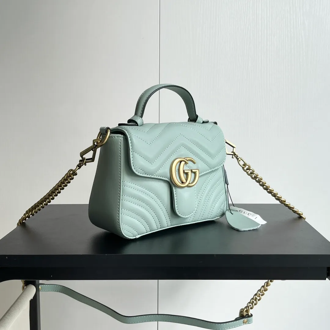Actual shot #💰320 Style number: 583571 gray green/547260 Size: 21*15.5*8cm GG Marmont mini messenger bag is still in the limelight this year. The iconic double G logo carries Gucci’s literary and romantic story. The new mini series is a vivid interpretation of retro and gorgeousness. It is so cute~Handheld✅One shoulder✅Crossbody✅
