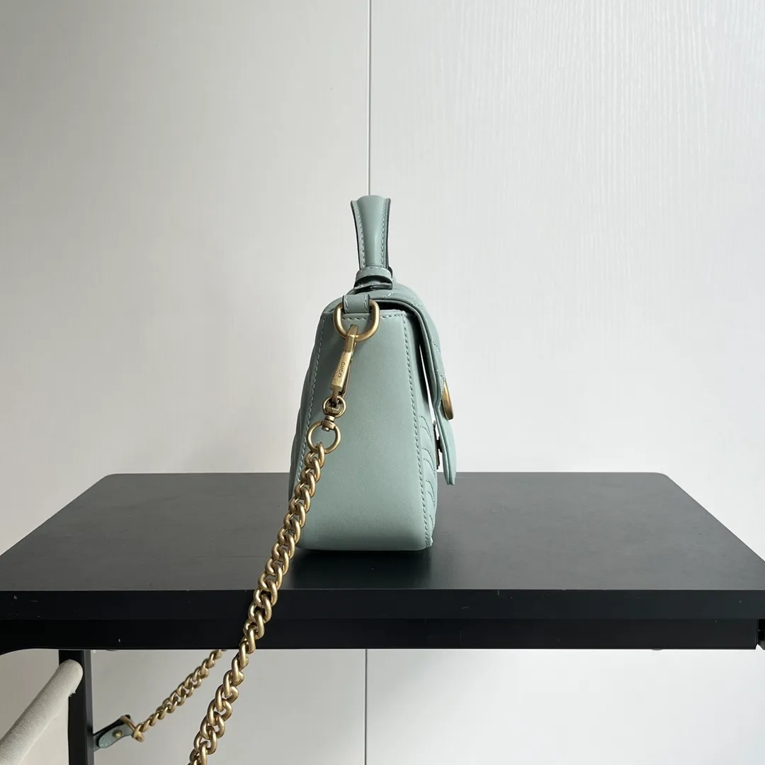 Actual shot #💰320 Style number: 583571 gray green/547260 Size: 21*15.5*8cm GG Marmont mini messenger bag is still in the limelight this year. The iconic double G logo carries Gucci’s literary and romantic story. The new mini series is a vivid interpretation of retro and gorgeousness. It is so cute~Handheld✅One shoulder✅Crossbody✅