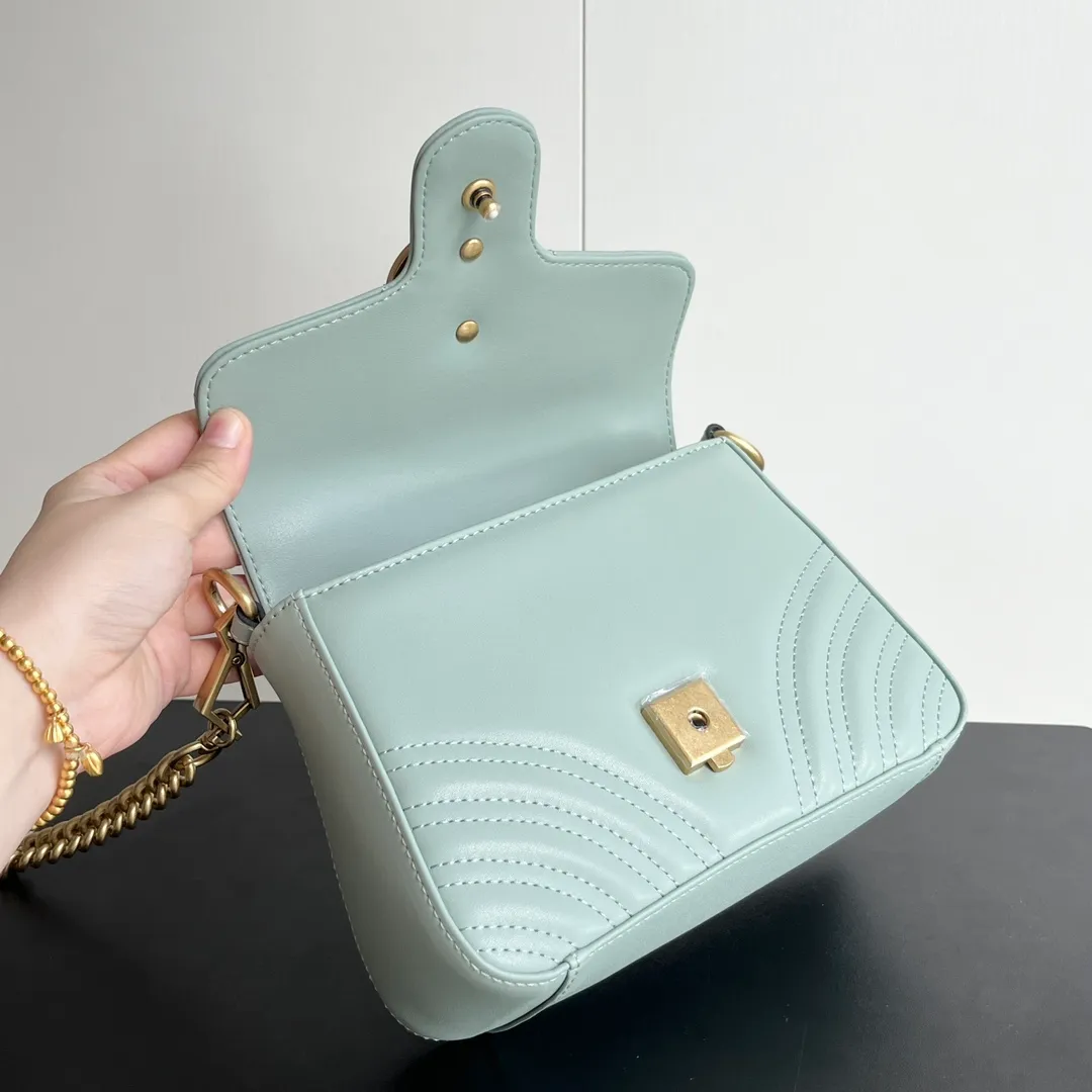 Actual shot #💰320 Style number: 583571 gray green/547260 Size: 21*15.5*8cm GG Marmont mini messenger bag is still in the limelight this year. The iconic double G logo carries Gucci’s literary and romantic story. The new mini series is a vivid interpretation of retro and gorgeousness. It is so cute~Handheld✅One shoulder✅Crossbody✅