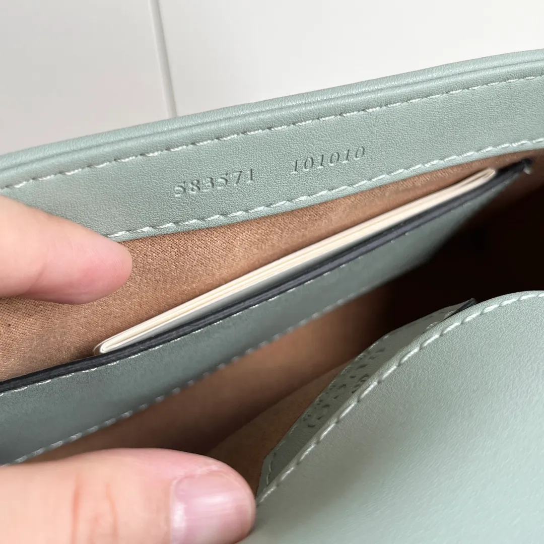 Actual shot #💰320 Style number: 583571 gray green/547260 Size: 21*15.5*8cm GG Marmont mini messenger bag is still in the limelight this year. The iconic double G logo carries Gucci’s literary and romantic story. The new mini series is a vivid interpretation of retro and gorgeousness. It is so cute~Handheld✅One shoulder✅Crossbody✅