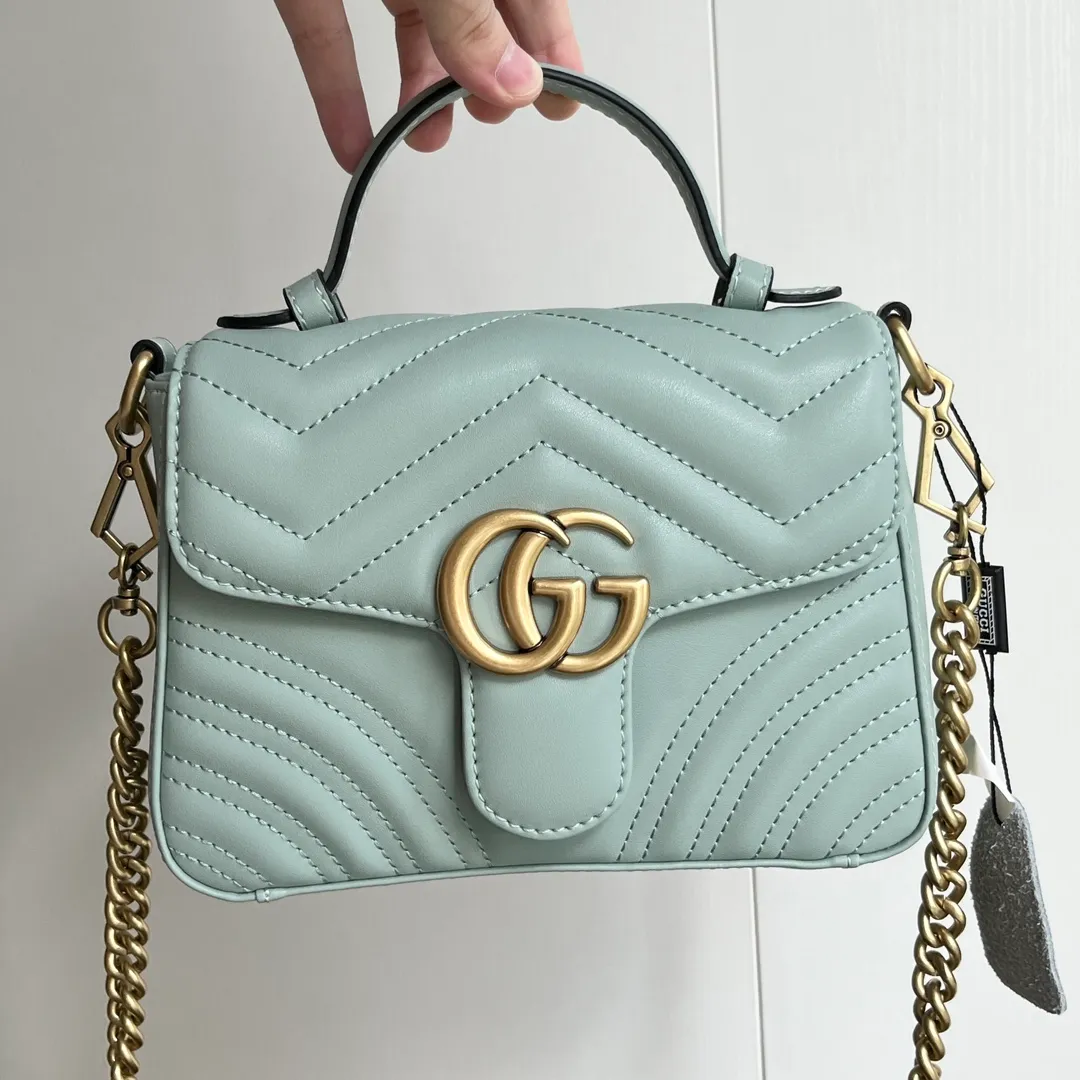 Actual shot #💰320 Style number: 583571 gray green/547260 Size: 21*15.5*8cm GG Marmont mini messenger bag is still in the limelight this year. The iconic double G logo carries Gucci’s literary and romantic story. The new mini series is a vivid interpretation of retro and gorgeousness. It is so cute~Handheld✅One shoulder✅Crossbody✅