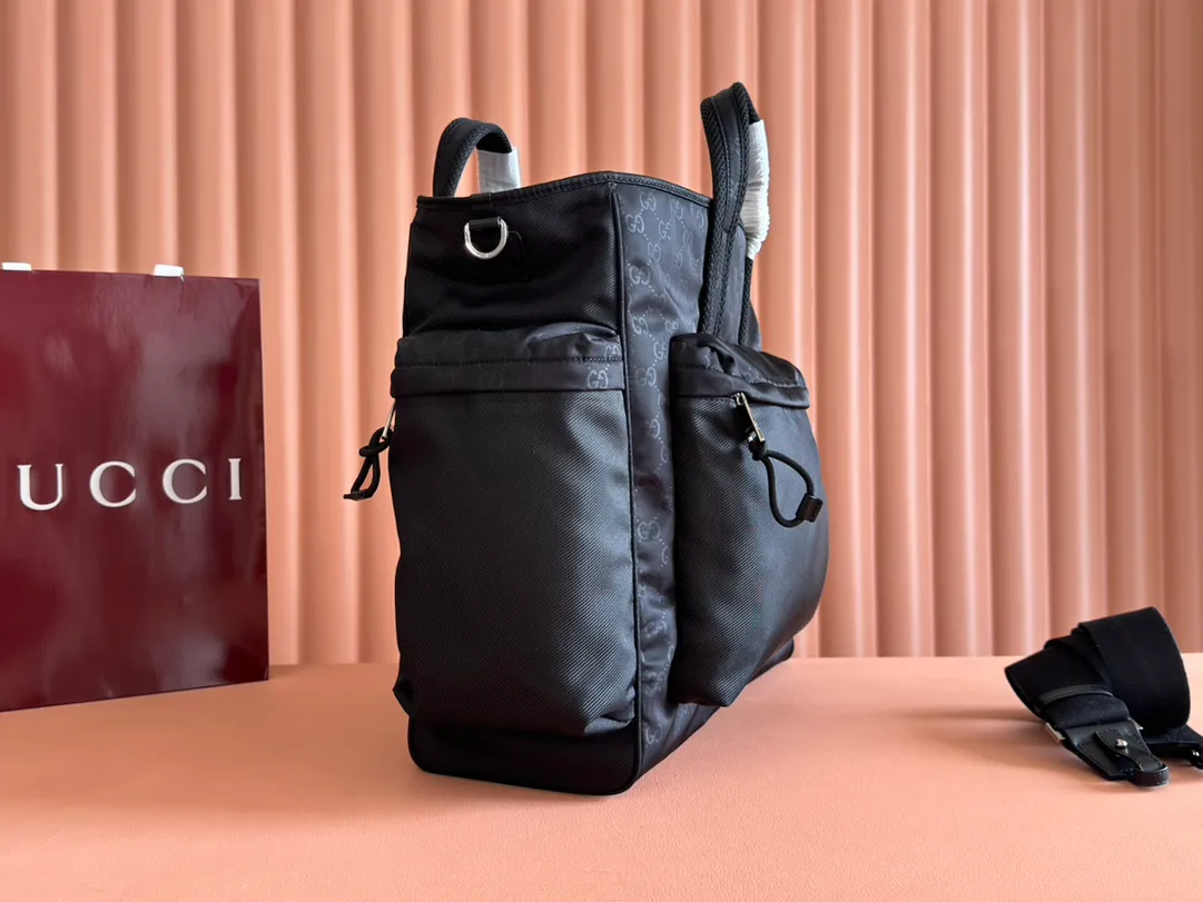 p1100💋💋💋【Equipped with counter gift bags】2025 early spring men's bag series, ingeniously blending fashionable lines and sporty style. This tote bag is crafted from soft and durable black nylon, with an all-over GG pattern to highlight its sophisticated undertones. Other classic details include red and green webbing details. Black GG nylon Nylon lining Web detail Interior: 1 zipped pocket External: 1 zipped front pocket, 1 zipped back pocket and 2 zipped side pockets Top handle height: 9cm Adjustable canvas shoulder strap (55cm high); length adjustable between 75cm and 132cm Model number: 818962. Dimensions: 38cm (width) x 40cm (height) x 23cm (depth) Weight: about 1.14kg Color: black nylon cloth/original leather. Made in Italy