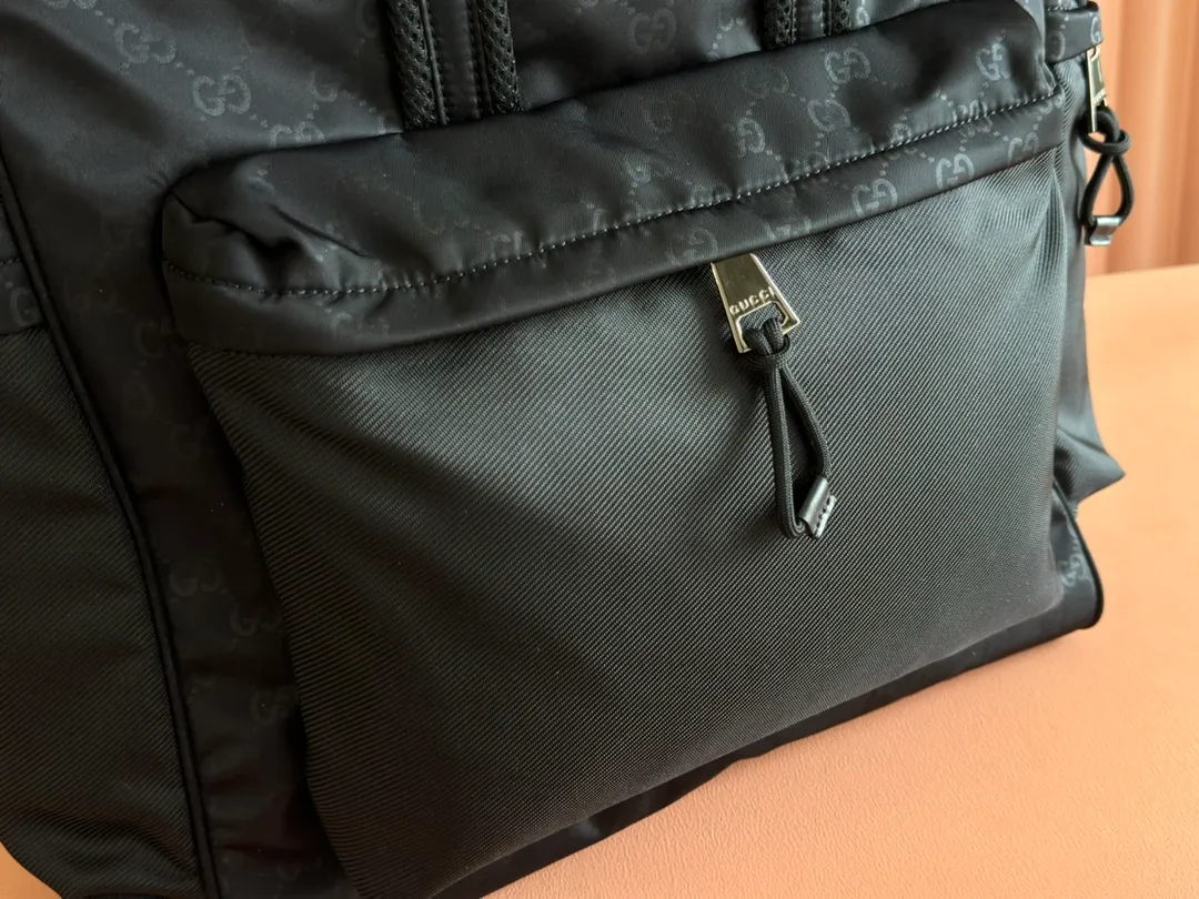 p1100💋💋💋【Equipped with counter gift bags】2025 early spring men's bag series, ingeniously blending fashionable lines and sporty style. This tote bag is crafted from soft and durable black nylon, with an all-over GG pattern to highlight its sophisticated undertones. Other classic details include red and green webbing details. Black GG nylon Nylon lining Web detail Interior: 1 zipped pocket External: 1 zipped front pocket, 1 zipped back pocket and 2 zipped side pockets Top handle height: 9cm Adjustable canvas shoulder strap (55cm high); length adjustable between 75cm and 132cm Model number: 818962. Dimensions: 38cm (width) x 40cm (height) x 23cm (depth) Weight: about 1.14kg Color: black nylon cloth/original leather. Made in Italy