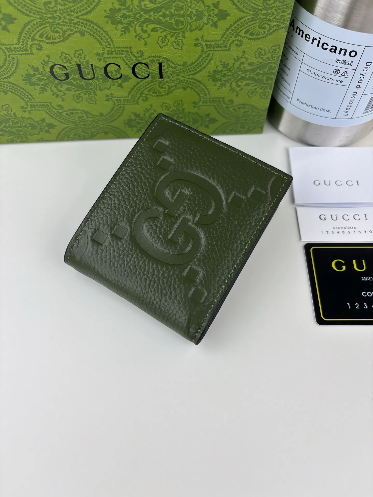 💰120 GUCCl GG printed embossing turns small daily items into fashionable daily accessories. Novel textures and finishes continue to shine in Gucci's new series, showing vitality and individual charm. This wallet is crafted from green leather and features an oversized Double G logo throughout. Green super double G leather, model number: 739475 size: 11cm x 9cm color: green pressed G