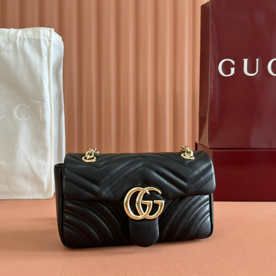 p1300. 💋💋💋Imported original sheepskin top quality workmanship [equipped with full counter packaging] The brand's iconic GG Marmont series is ingeniously integrated with double G styling accessories and faceted chain straps, and soft leather is selected to create a soft-lined bag shape. White V-shaped Matelassé sheepskin. Light gold-tone hardware. Gucci ankara red viscose lining. Interior: One open pocket. Sliding chain strap that can be used as a shoulder strap (55 cm high). Snap-lock flap. Ident.: 837280. Dimensions: 22cm (width) x 12.5cm (height) x 6cm (depth) Weight: about 0.55kg Color: black full leather/original leather. Made in Italy