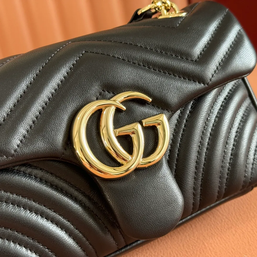 p1300. 💋💋💋Imported original sheepskin top quality workmanship [equipped with full counter packaging] The brand's iconic GG Marmont series is ingeniously integrated with double G styling accessories and faceted chain straps, and soft leather is selected to create a soft-lined bag shape. White V-shaped Matelassé sheepskin. Light gold-tone hardware. Gucci ankara red viscose lining. Interior: One open pocket. Sliding chain strap that can be used as a shoulder strap (55 cm high). Snap-lock flap. Ident.: 837280. Dimensions: 22cm (width) x 12.5cm (height) x 6cm (depth) Weight: about 0.55kg Color: black full leather/original leather. Made in Italy