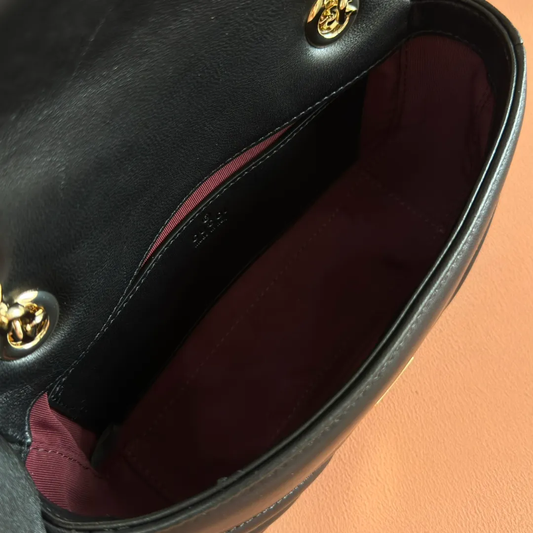 p1300. 💋💋💋Imported original sheepskin top quality workmanship [equipped with full counter packaging] The brand's iconic GG Marmont series is ingeniously integrated with double G styling accessories and faceted chain straps, and soft leather is selected to create a soft-lined bag shape. White V-shaped Matelassé sheepskin. Light gold-tone hardware. Gucci ankara red viscose lining. Interior: One open pocket. Sliding chain strap that can be used as a shoulder strap (55 cm high). Snap-lock flap. Ident.: 837280. Dimensions: 22cm (width) x 12.5cm (height) x 6cm (depth) Weight: about 0.55kg Color: black full leather/original leather. Made in Italy