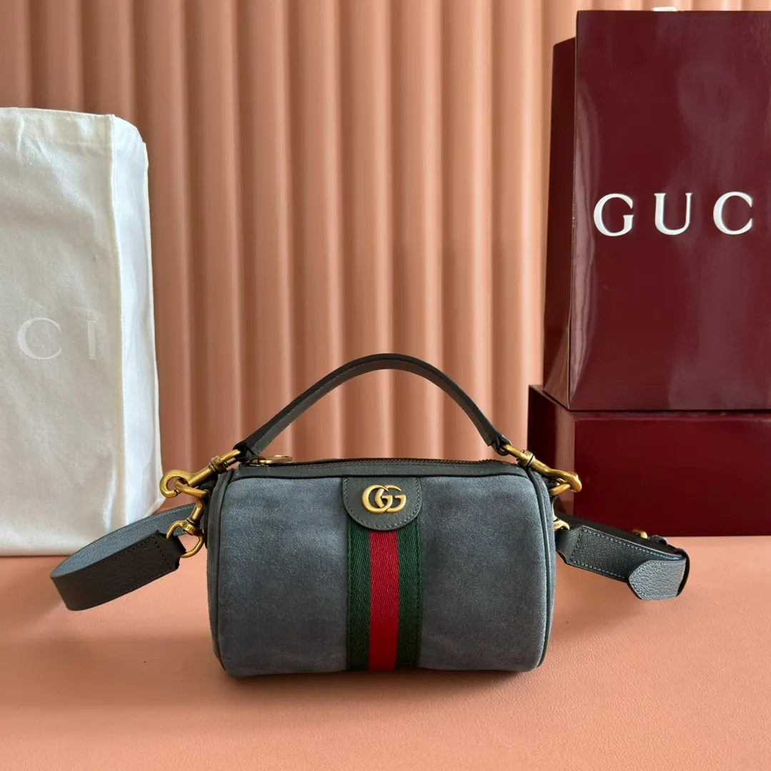 p1060. 💋💋💋【With full set of original counter packaging】The Ophidia series is ingeniously integrated with striped webbing and gold-tone double G logo, adding new works to the 2025 autumn and winter series. This mini bag is made of dark gray suede, embellished with red and green striped webbing, and has an adjustable leather shoulder strap. Dark gray suede Gold-tone hardware Cotton and linen blend lining Double G Web detail Detachable handle (8.9cm high) Detachable and adjustable leather shoulder strap (52.8cm high) Zip closure Ident.: 846869. Dimensions: 18.5x11x11cm. Color: dark gray velvet. Made in Italy