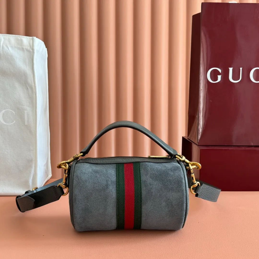 p1060. 💋💋💋【With full set of original counter packaging】The Ophidia series is ingeniously integrated with striped webbing and gold-tone double G logo, adding new works to the 2025 autumn and winter series. This mini bag is made of dark gray suede, embellished with red and green striped webbing, and has an adjustable leather shoulder strap. Dark gray suede Gold-tone hardware Cotton and linen blend lining Double G Web detail Detachable handle (8.9cm high) Detachable and adjustable leather shoulder strap (52.8cm high) Zip closure Ident.: 846869. Dimensions: 18.5x11x11cm. Color: dark gray velvet. Made in Italy