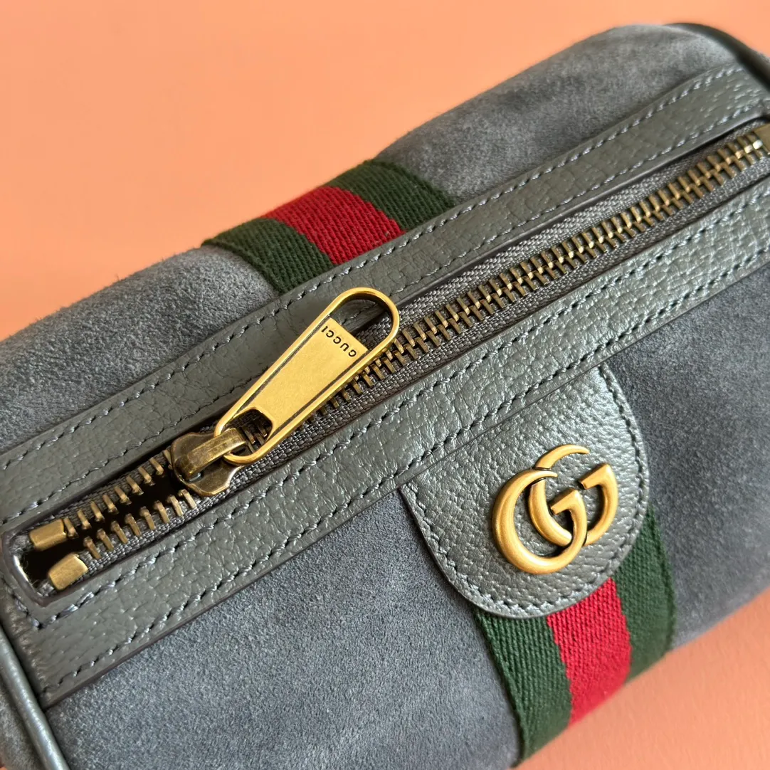 p1060. 💋💋💋【With full set of original counter packaging】The Ophidia series is ingeniously integrated with striped webbing and gold-tone double G logo, adding new works to the 2025 autumn and winter series. This mini bag is made of dark gray suede, embellished with red and green striped webbing, and has an adjustable leather shoulder strap. Dark gray suede Gold-tone hardware Cotton and linen blend lining Double G Web detail Detachable handle (8.9cm high) Detachable and adjustable leather shoulder strap (52.8cm high) Zip closure Ident.: 846869. Dimensions: 18.5x11x11cm. Color: dark gray velvet. Made in Italy
