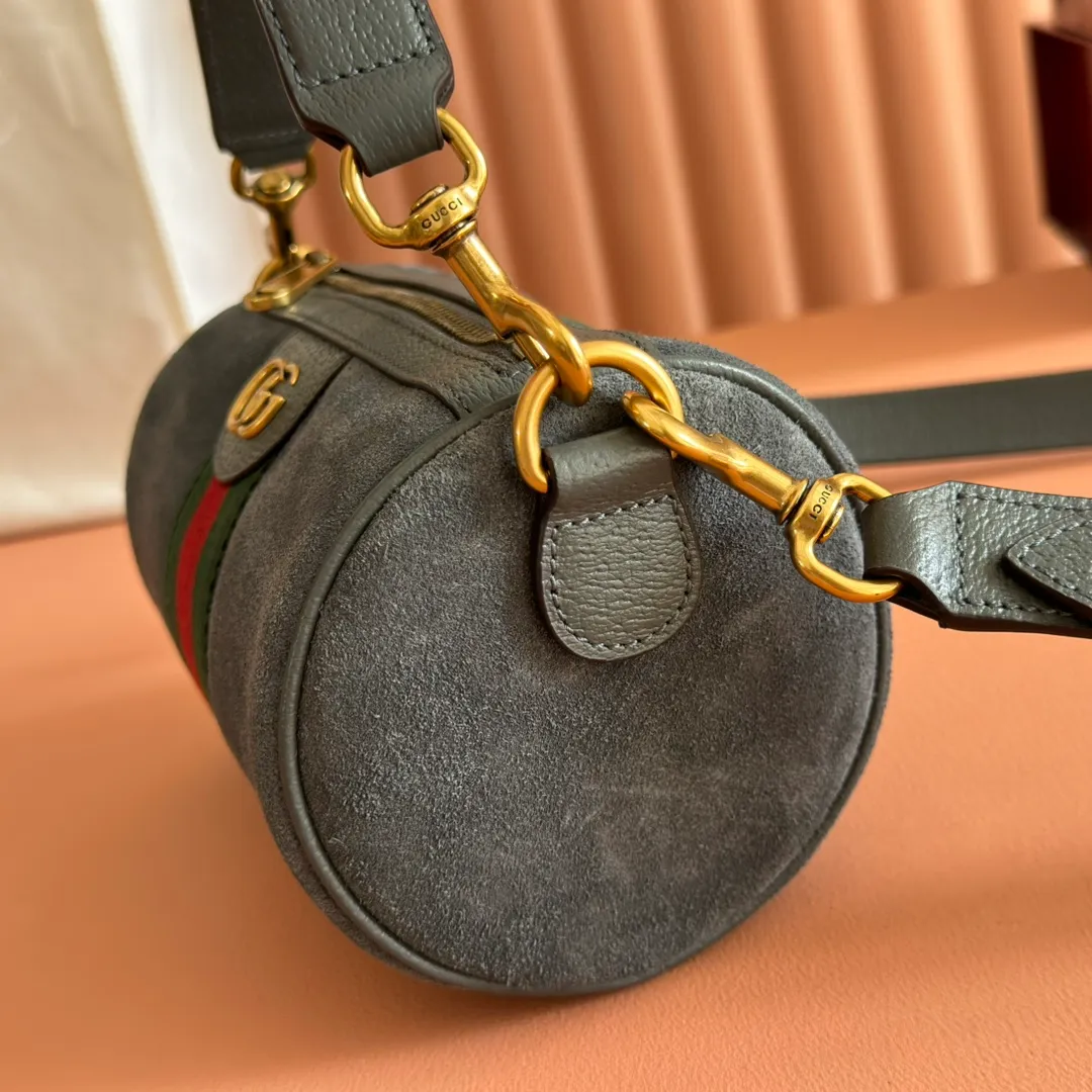 p1060. 💋💋💋【With full set of original counter packaging】The Ophidia series is ingeniously integrated with striped webbing and gold-tone double G logo, adding new works to the 2025 autumn and winter series. This mini bag is made of dark gray suede, embellished with red and green striped webbing, and has an adjustable leather shoulder strap. Dark gray suede Gold-tone hardware Cotton and linen blend lining Double G Web detail Detachable handle (8.9cm high) Detachable and adjustable leather shoulder strap (52.8cm high) Zip closure Ident.: 846869. Dimensions: 18.5x11x11cm. Color: dark gray velvet. Made in Italy