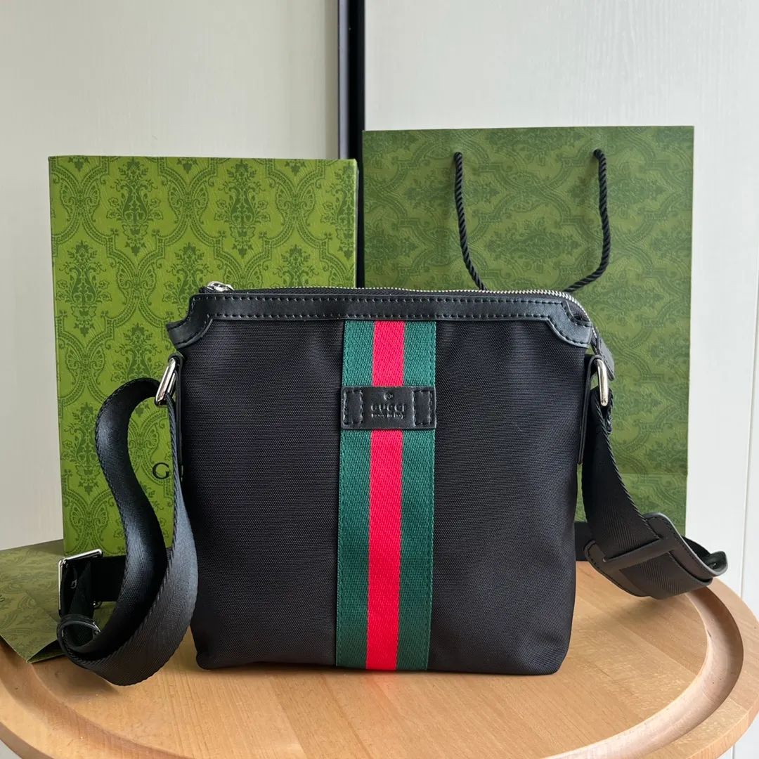 Actual shot #💰220 Style number: 471454 small size: 21*22*4cm Gucci GG Ophidia printing series men's crossbody bag, full of space, suitable for daily business travel, contains an inner pocket for mobile phones and an inner pocket with zipper, this bag is very convenient and practical for daily work and study! It is one of the must-have items for men who like to be a little more low-key.