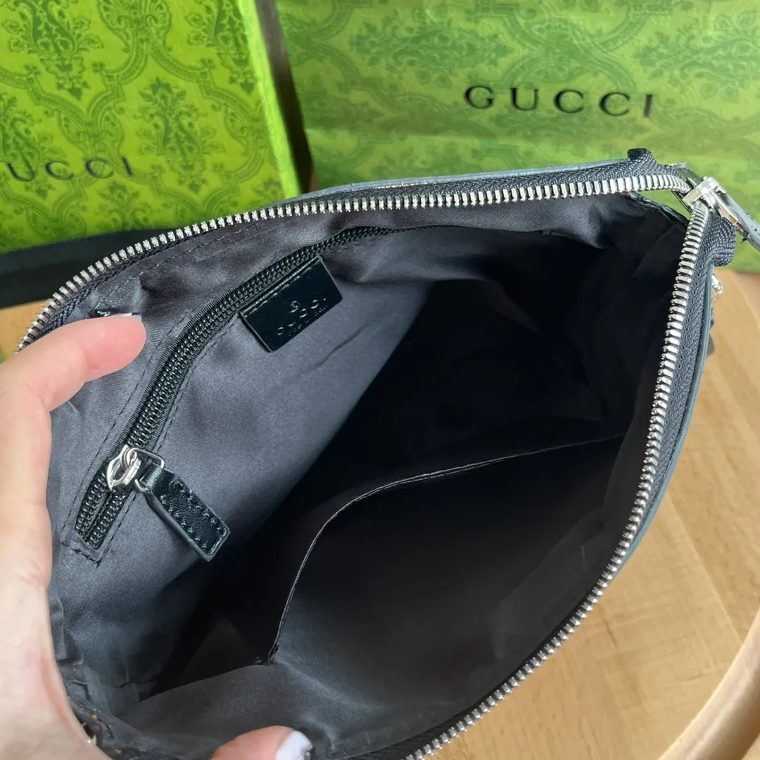 Actual shot #💰220 Style number: 471454 small size: 21*22*4cm Gucci GG Ophidia printing series men's crossbody bag, full of space, suitable for daily business travel, contains an inner pocket for mobile phones and an inner pocket with zipper, this bag is very convenient and practical for daily work and study! It is one of the must-have items for men who like to be a little more low-key.