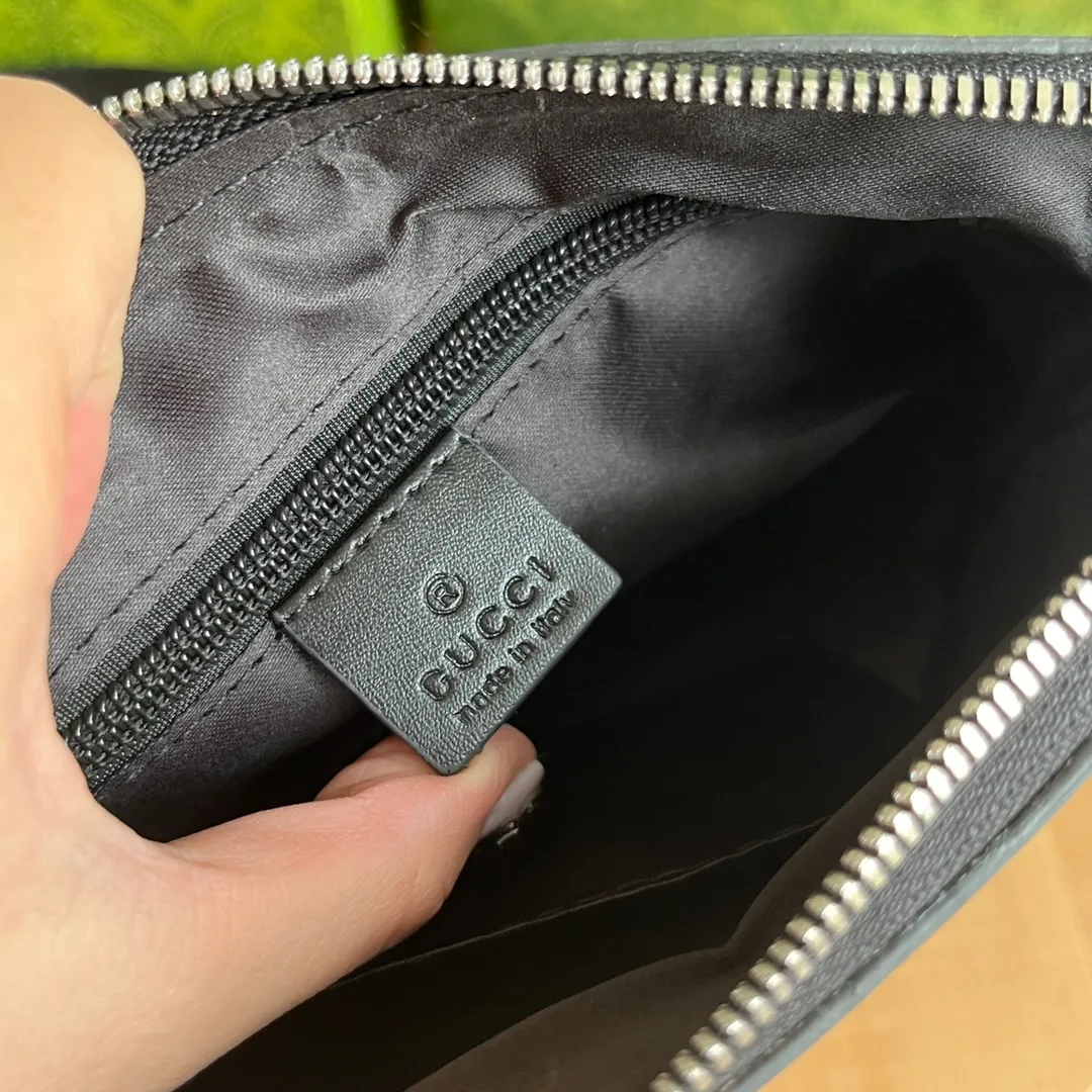 Actual shot #💰220 Style number: 471454 small size: 21*22*4cm Gucci GG Ophidia printing series men's crossbody bag, full of space, suitable for daily business travel, contains an inner pocket for mobile phones and an inner pocket with zipper, this bag is very convenient and practical for daily work and study! It is one of the must-have items for men who like to be a little more low-key.
