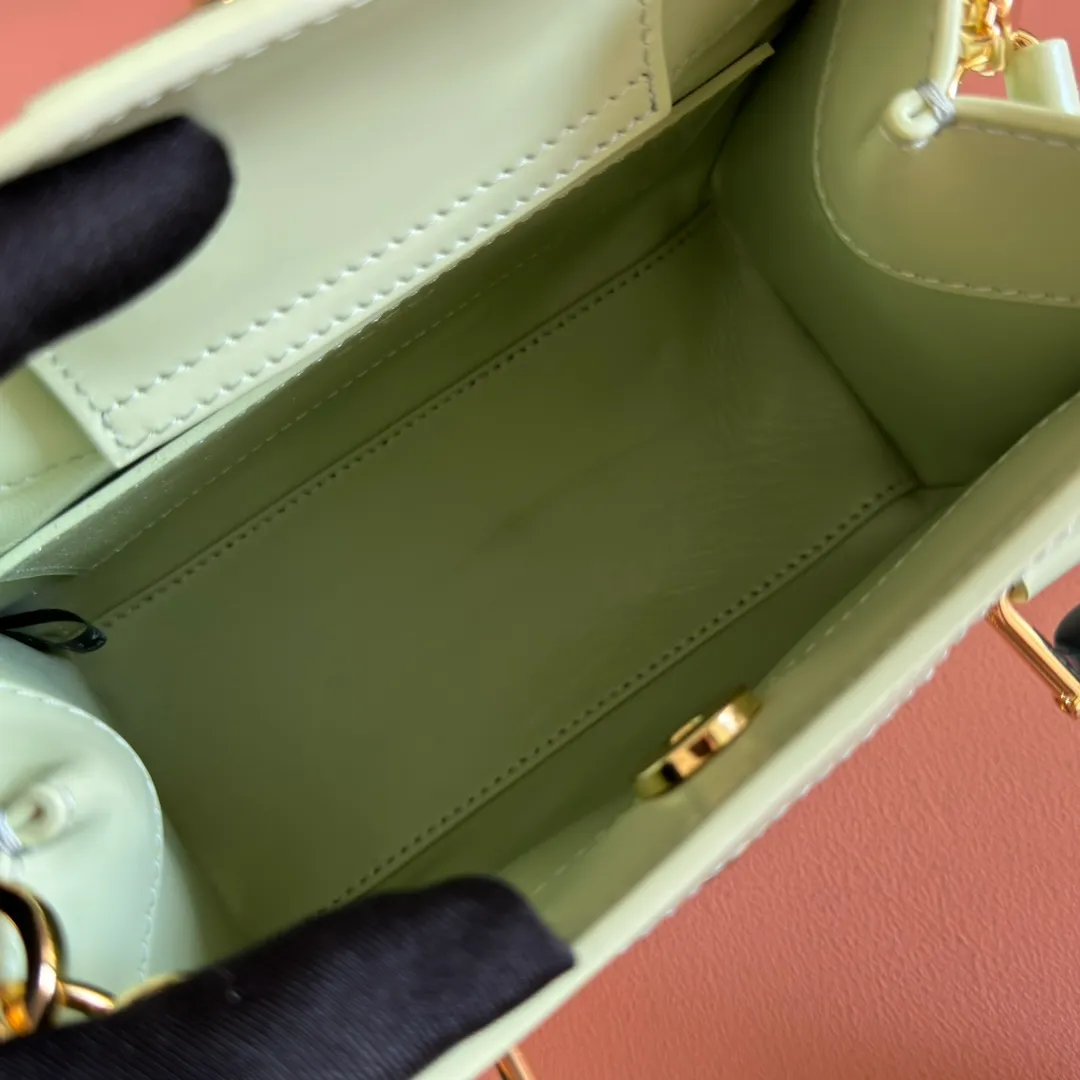 p1560. 💋💋💋【With full set of original counter packaging】【New Product】In the 2025 spring and summer series, the Gucci Diana series reinterprets classic bamboo accessories with resin and brass details. There are many ways to carry it, it can be carried cross-body or on the shoulder. Light purple glossy polished sheepskin Gold-tone hardware Bamboo shaped resin and brass handles Light purple sheepskin lining Double G Interior: One open pocket 8 cm high Removable and adjustable sheepskin shoulder strap (48 to 55 cm high); length adjustable from 93 to 109 cm Ident.: 832936. Dimensions: 20cm (width) x 16cm (height) x 10cm (depth) Weight: approx. 0.95kg Color: light green full leather. Made in Italy
