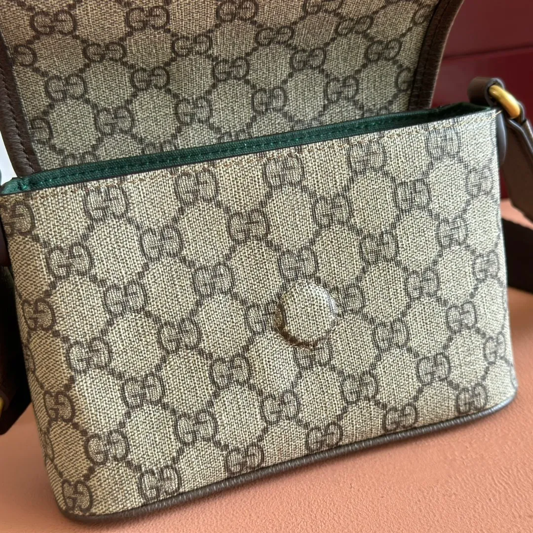 p920💋💋💋 Comes with a full set of original counter packaging [New product] The Ophidia series is an ingenious combination of beige and dark brown colors, with classic silhouettes and new functions, and is made of soft-touch fabrics. This mini bag is made of coated fabric with a GG monogram pattern and is intricately embellished with the Double G logo and web details. Beige and dark brown GG monogram coated fabric Dark brown leather trim Gold-tone hardware Brown moiré fabric lining Double G Web detail Interior: Two card compartments Adjustable canvas shoulder strap (height: 36cm - 66cm) Magnetic snap closure Ident No.: 838599. Dimensions: 18.5cm (width) x 12cm (height) x 5cm (depth) Color: Brown/PVC. Made in Italy
