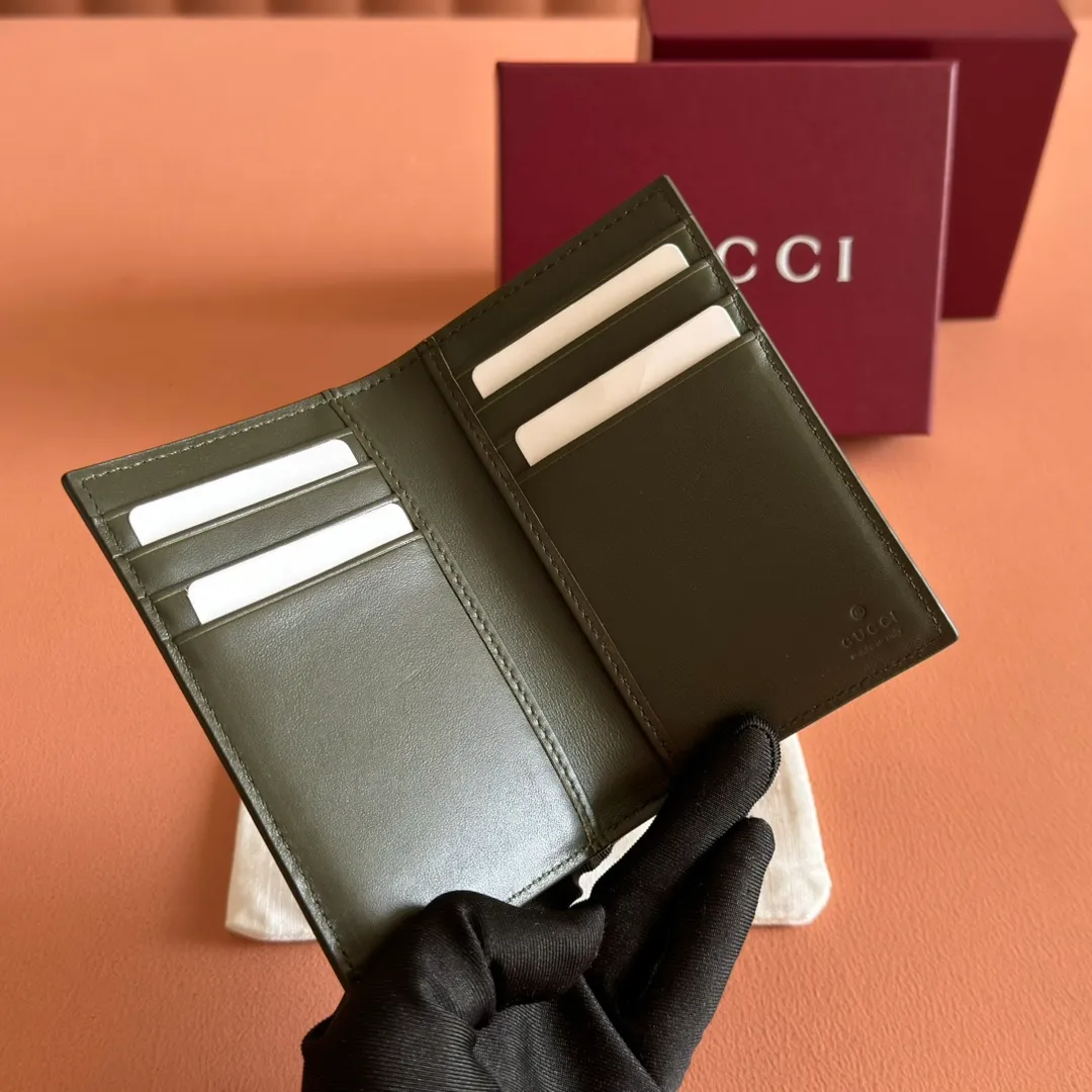 p340. ‼ ️"With full set of original green box packaging"‼ ️Long card holder with GG details. Gucci archive elements GG details and vibrant colors are cleverly blended. This long card holder is crafted from GG Supreme canvas and cleverly incorporates black contrasting details, bringing subtle contrast to this compact daily accessory. Beige and ebony GG Supreme canvas, black leather trim, brass hardware with black ceramic-effect finish, moire fabric lining, GG detail Interior: eight card compartments. Model: 768249. Dimensions when open: 12 (length) x 15cm (width) Dimensions when closed: 12 (length) x 7.5cm (width) Color: forest green/pvc. Made in Italy Weight: Approx. 0.085 kg