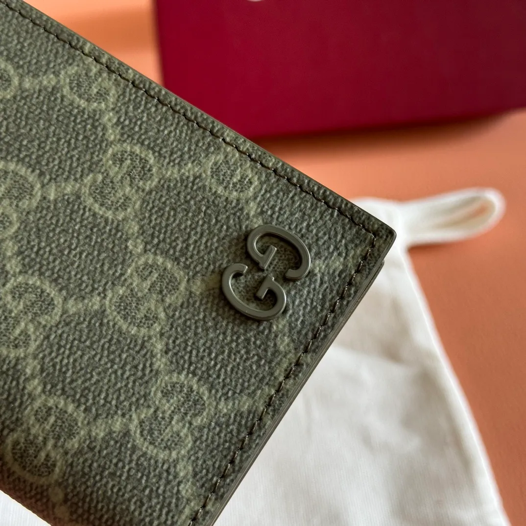 p340. ‼ ️"With full set of original green box packaging"‼ ️Long card holder with GG details. Gucci archive elements GG details and vibrant colors are cleverly blended. This long card holder is crafted from GG Supreme canvas and cleverly incorporates black contrasting details, bringing subtle contrast to this compact daily accessory. Beige and ebony GG Supreme canvas, black leather trim, brass hardware with black ceramic-effect finish, moire fabric lining, GG detail Interior: eight card compartments. Model: 768249. Dimensions when open: 12 (length) x 15cm (width) Dimensions when closed: 12 (length) x 7.5cm (width) Color: forest green/pvc. Made in Italy Weight: Approx. 0.085 kg