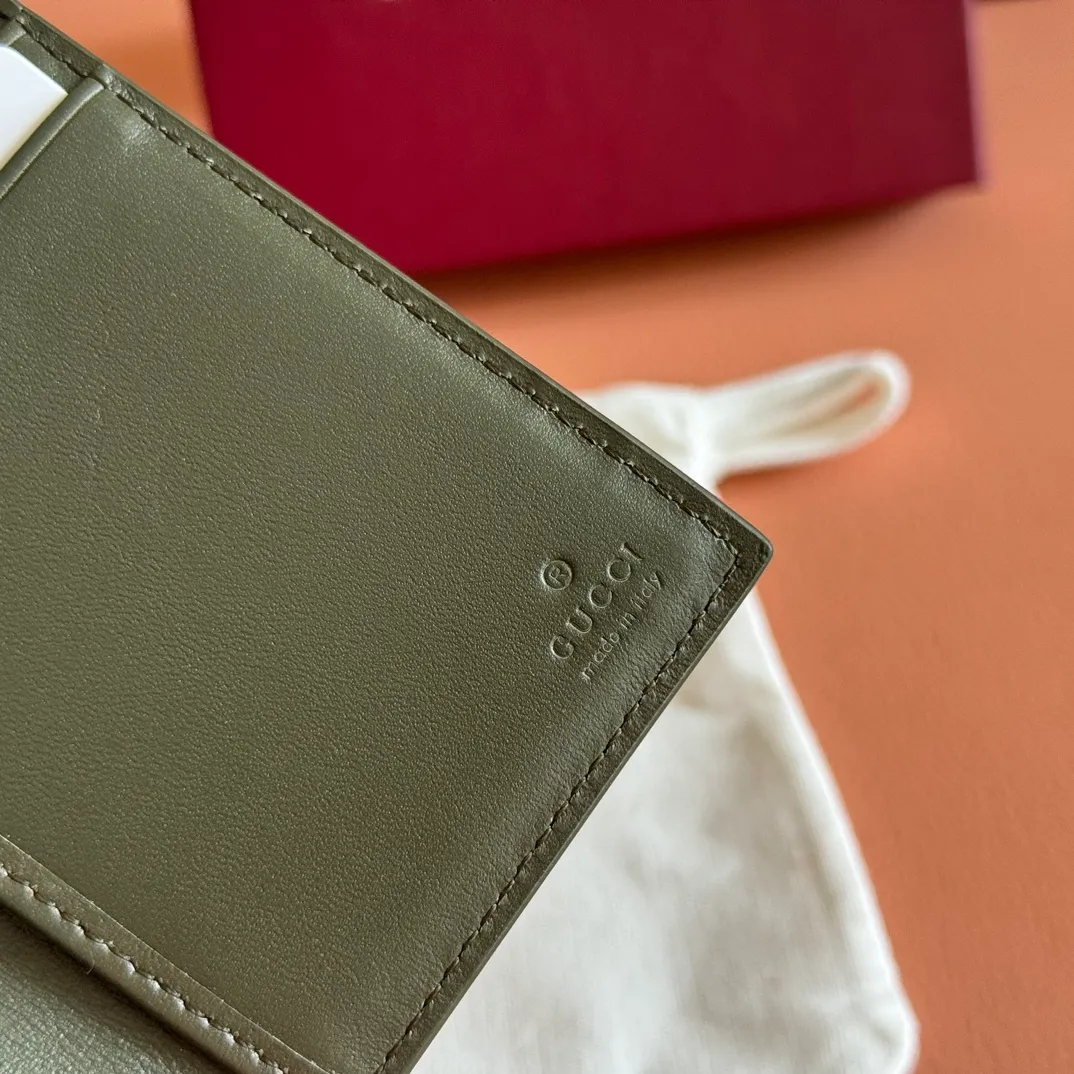 p340. ‼ ️"With full set of original green box packaging"‼ ️Long card holder with GG details. Gucci archive elements GG details and vibrant colors are cleverly blended. This long card holder is crafted from GG Supreme canvas and cleverly incorporates black contrasting details, bringing subtle contrast to this compact daily accessory. Beige and ebony GG Supreme canvas, black leather trim, brass hardware with black ceramic-effect finish, moire fabric lining, GG detail Interior: eight card compartments. Model: 768249. Dimensions when open: 12 (length) x 15cm (width) Dimensions when closed: 12 (length) x 7.5cm (width) Color: forest green/pvc. Made in Italy Weight: Approx. 0.085 kg