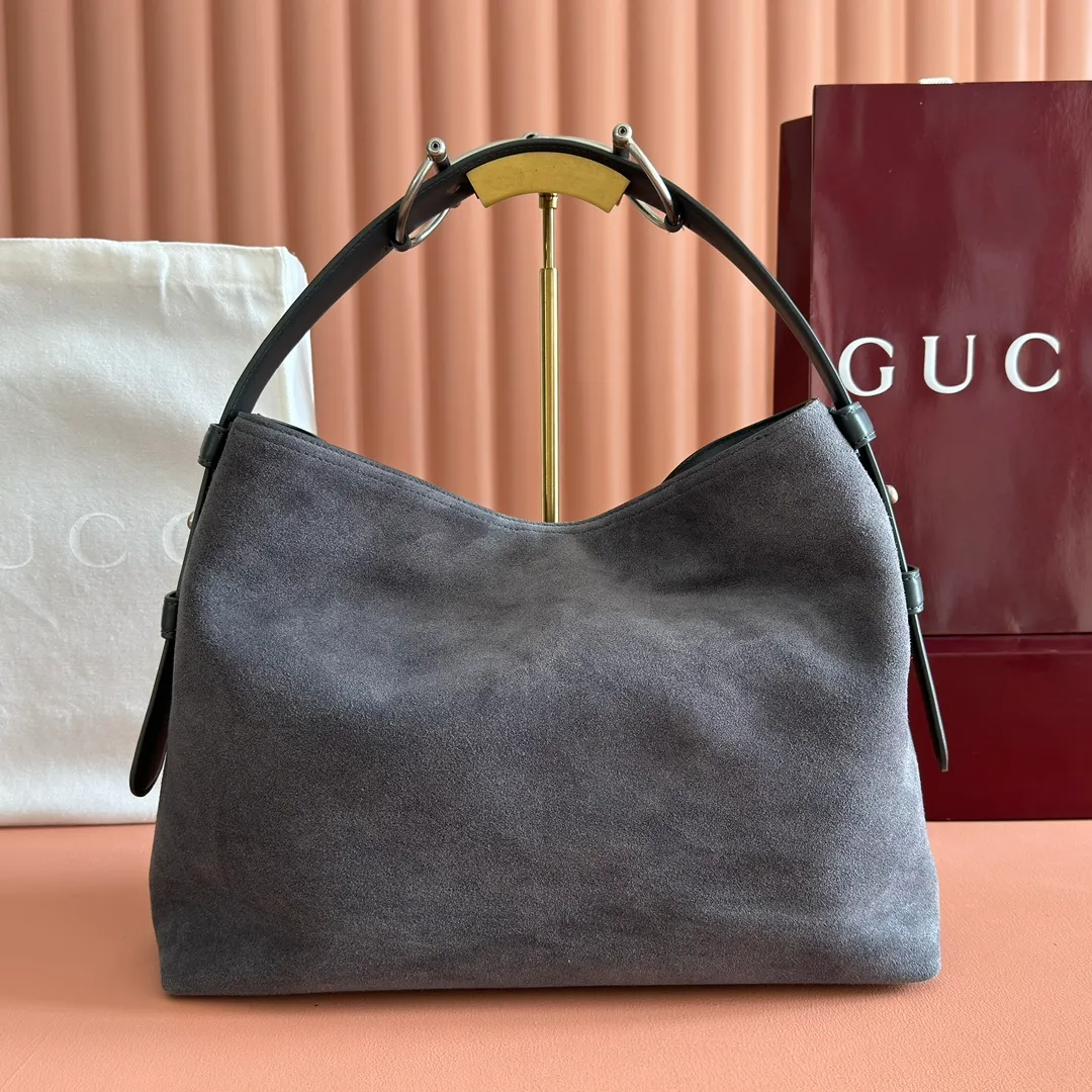 p1500. 💋💋💋【With full set of original counter packaging】2025 autumn and winter series, Gucci Beatrix series handbags adopt a casual silhouette, and the shoulder straps are decorated with iconic horsebit details to further enhance the fashion sense. Gold-toned accessories add to the sophisticated elegance of the design, and an interior zippered pocket keeps your belongings securely stored. Combining elegance and functionality, it easily accommodates daily essentials. Black soft glossy calfskin. Gold-tone hardware. Black cotton and linen blend lining. Horsebit detail on shoulder strap. Interior: Zip pocket. Shoulder strap: 21 cm high; 85 cm long. Ident: 850926. Dimensions: 35cm (width) x 27.5cm (height) x 11cm (depth) Weight: approx. 0.7kg Color: nubuck full leather. Made in Italy