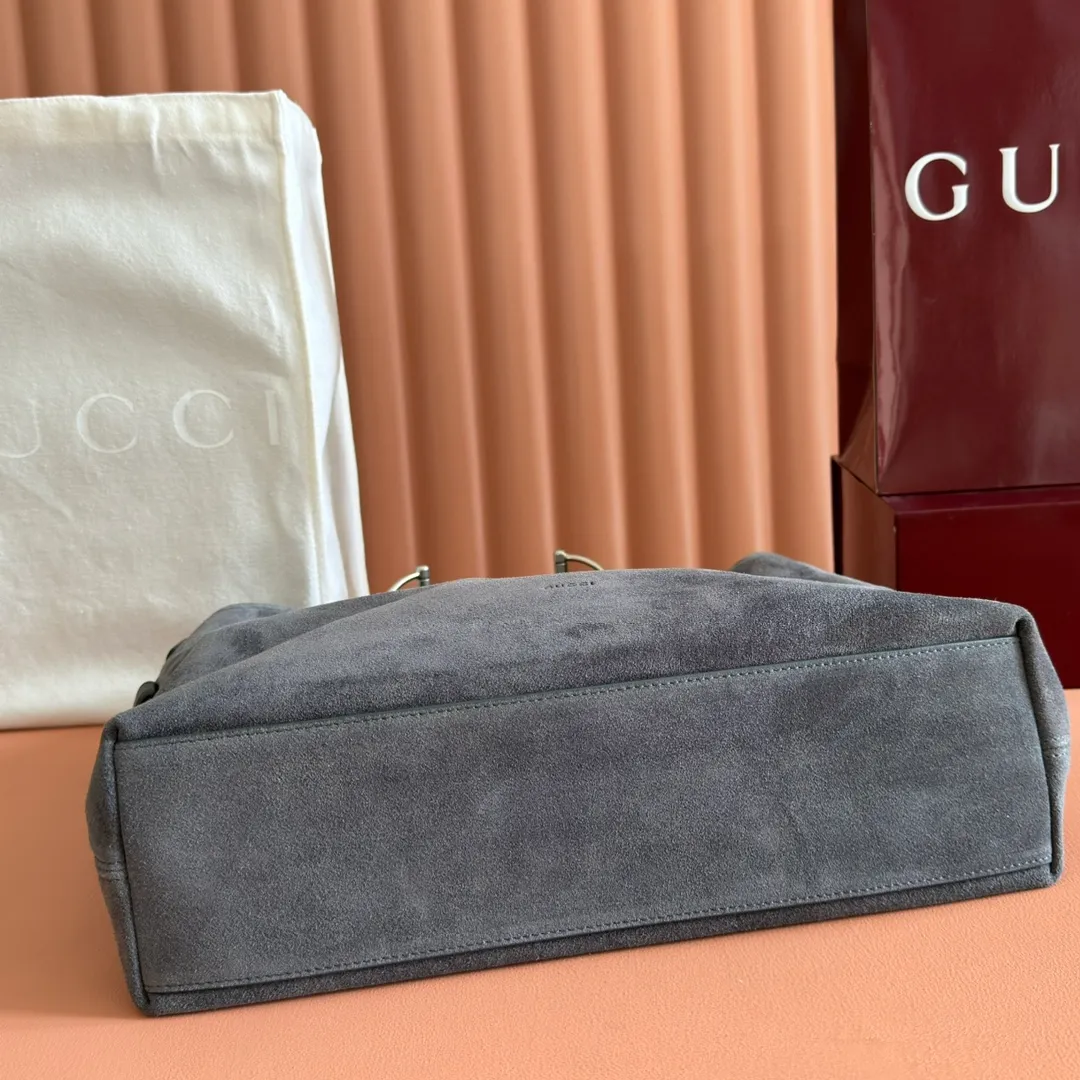 p1500. 💋💋💋【With full set of original counter packaging】2025 autumn and winter series, Gucci Beatrix series handbags adopt a casual silhouette, and the shoulder straps are decorated with iconic horsebit details to further enhance the fashion sense. Gold-toned accessories add to the sophisticated elegance of the design, and an interior zippered pocket keeps your belongings securely stored. Combining elegance and functionality, it easily accommodates daily essentials. Black soft glossy calfskin. Gold-tone hardware. Black cotton and linen blend lining. Horsebit detail on shoulder strap. Interior: Zip pocket. Shoulder strap: 21 cm high; 85 cm long. Ident: 850926. Dimensions: 35cm (width) x 27.5cm (height) x 11cm (depth) Weight: approx. 0.7kg Color: nubuck full leather. Made in Italy