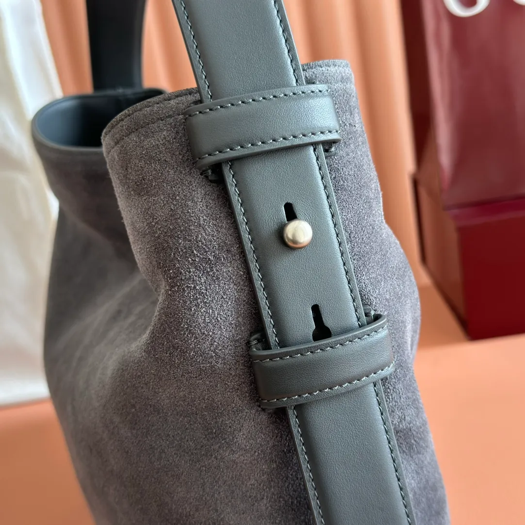 p1500. 💋💋💋【With full set of original counter packaging】2025 autumn and winter series, Gucci Beatrix series handbags adopt a casual silhouette, and the shoulder straps are decorated with iconic horsebit details to further enhance the fashion sense. Gold-toned accessories add to the sophisticated elegance of the design, and an interior zippered pocket keeps your belongings securely stored. Combining elegance and functionality, it easily accommodates daily essentials. Black soft glossy calfskin. Gold-tone hardware. Black cotton and linen blend lining. Horsebit detail on shoulder strap. Interior: Zip pocket. Shoulder strap: 21 cm high; 85 cm long. Ident: 850926. Dimensions: 35cm (width) x 27.5cm (height) x 11cm (depth) Weight: approx. 0.7kg Color: nubuck full leather. Made in Italy