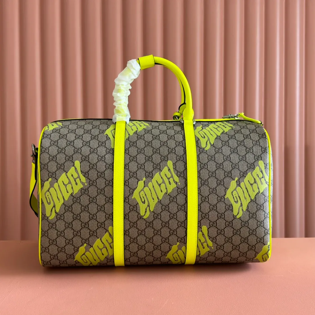 p1640. 💋💋💋"With full set of original counter gift bag packaging" [New Product] In the 2025 early autumn series, Chinese artist Currynew reinterprets the brand logo, adding color to men's ready-to-wear, leather goods and accessories. This travel bag is crafted from coated fabric with the classic GG monogram pattern, cleverly incorporating Gucci prints and contrasting leather piping, making the entire design richer. Beige and dark brown coated fabric with classic GG monogram pattern Emerald green leather trim Gucci print Currynew workmanship Emerald green linen-cotton blend lining Interior: 1 zip pocket External: ID tag, lock and keychain Handle: 12 cm (height) Removable and adjustable leather shoulder strap (height adjustable between 117 cm and 132 cm) Zip closure Ident No.: 834962. Dimensions: 44cm (width) x 29cm (height) x 23cm (depth) Weight: approx. 2kg Color: Emerald green silk screen/PVC. Made in Italy