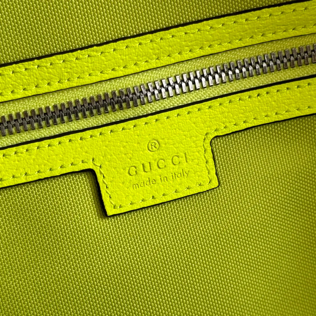 p1640. 💋💋💋"With full set of original counter gift bag packaging" [New Product] In the 2025 early autumn series, Chinese artist Currynew reinterprets the brand logo, adding color to men's ready-to-wear, leather goods and accessories. This travel bag is crafted from coated fabric with the classic GG monogram pattern, cleverly incorporating Gucci prints and contrasting leather piping, making the entire design richer. Beige and dark brown coated fabric with classic GG monogram pattern Emerald green leather trim Gucci print Currynew workmanship Emerald green linen-cotton blend lining Interior: 1 zip pocket External: ID tag, lock and keychain Handle: 12 cm (height) Removable and adjustable leather shoulder strap (height adjustable between 117 cm and 132 cm) Zip closure Ident No.: 834962. Dimensions: 44cm (width) x 29cm (height) x 23cm (depth) Weight: approx. 2kg Color: Emerald green silk screen/PVC. Made in Italy