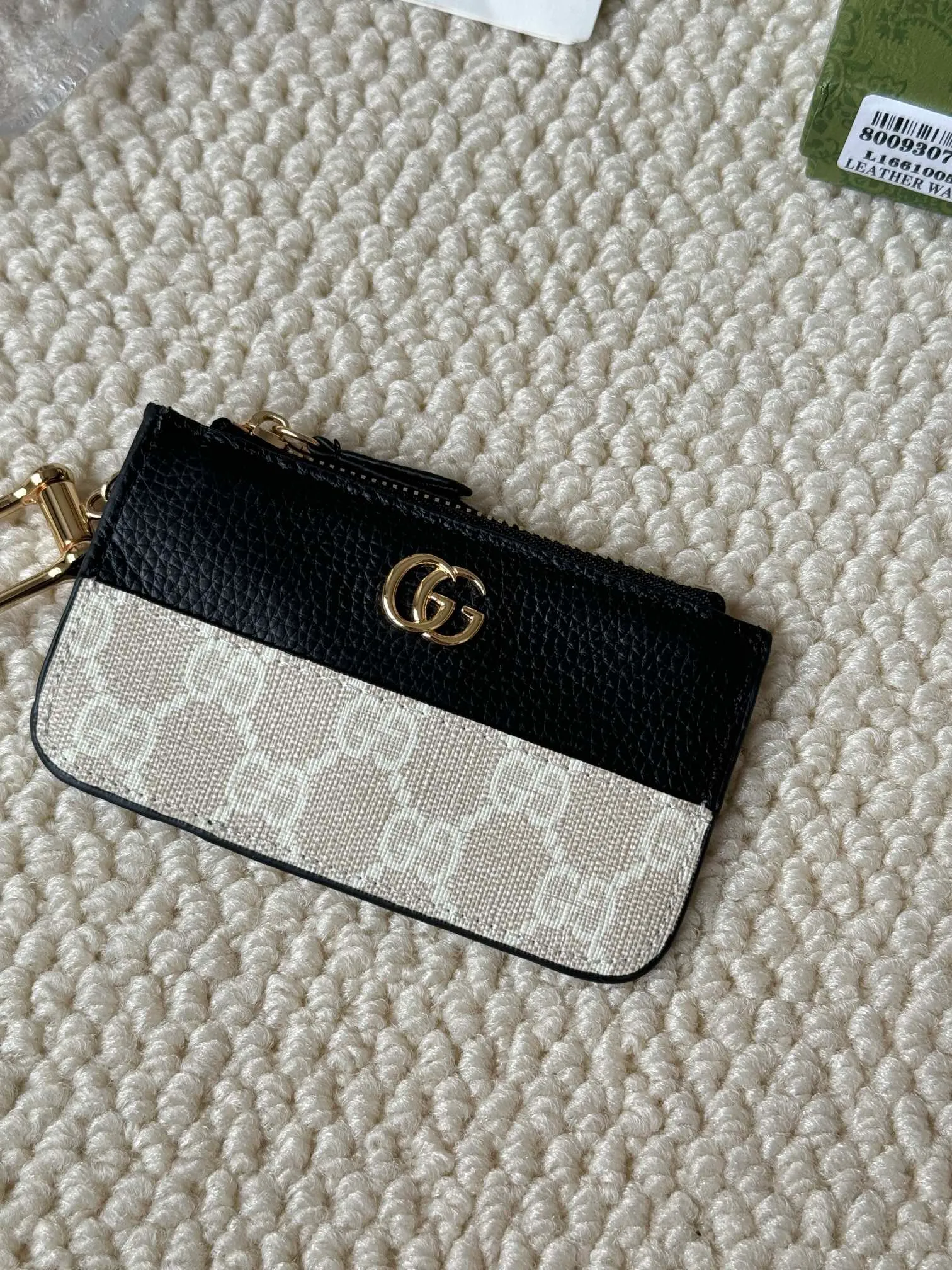 💰130 Gucci comes with box packaging and keychain card holder. The "Gucci March of Love" series has been updated to present multi-functional elements to interpret the brand's spirit of self-expression. Equipped with 3 card slots and a keychain hook, this model exudes a strong brand identity. Size: 12.5X7X1.5cm Number: 701070