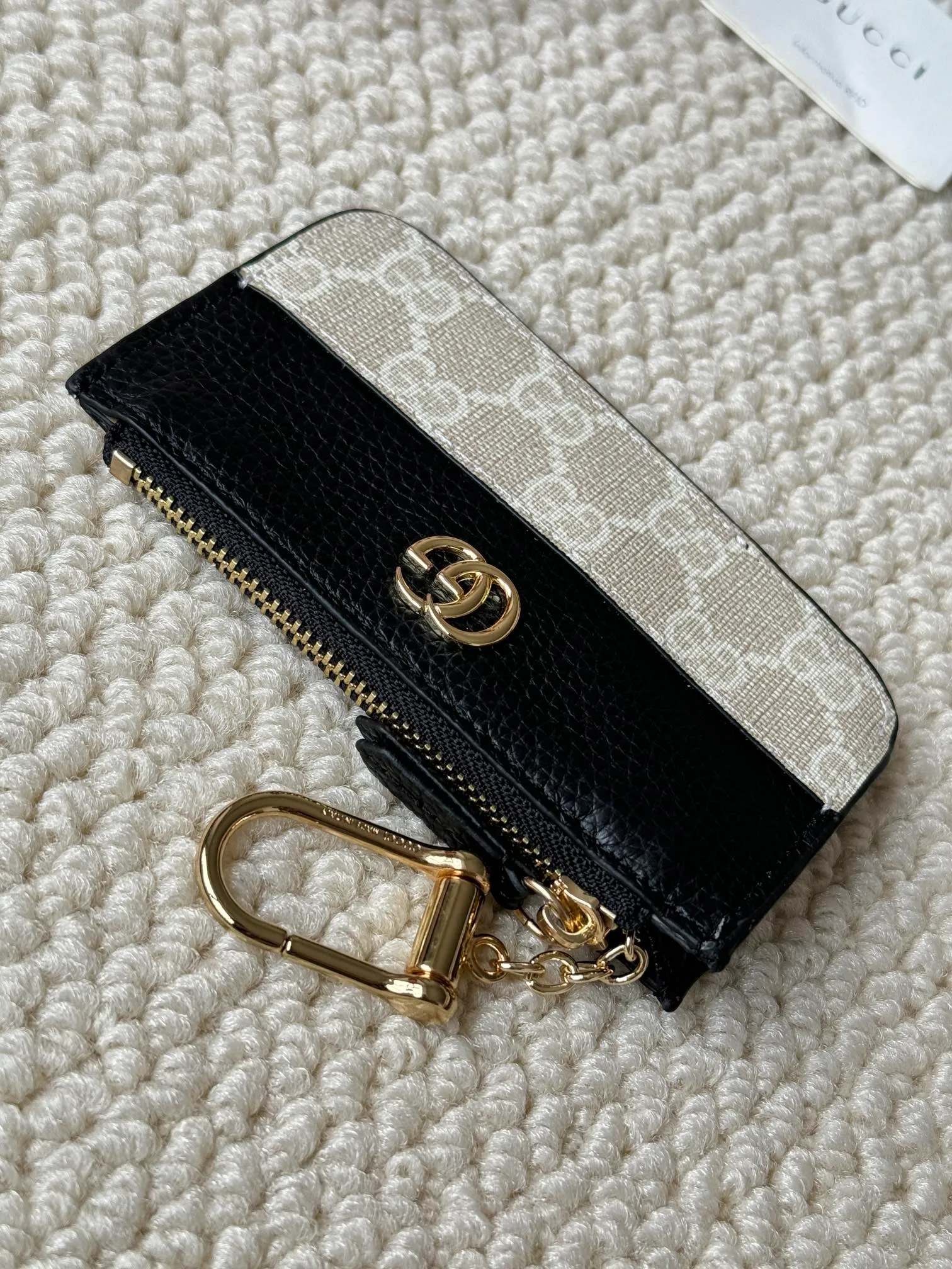 💰130 Gucci comes with box packaging and keychain card holder. The "Gucci March of Love" series has been updated to present multi-functional elements to interpret the brand's spirit of self-expression. Equipped with 3 card slots and a keychain hook, this model exudes a strong brand identity. Size: 12.5X7X1.5cm Number: 701070