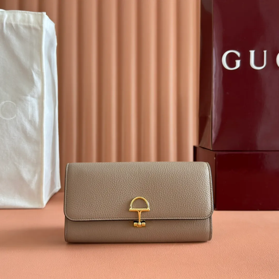 p540. 💋💋💋"With full set of original counter packaging" [New product] This Gucci Softbit series shoulder bag is ingeniously integrated with the brand's classic equestrian style accessories in the shape of a large half-horse bit. Gray-pink grained calfskin. Light gold-tone hardware. Dark brown microfiber lining. Half horsebit buckle. Ident.: 828147. Dimensions: 19x10x3.5cm.