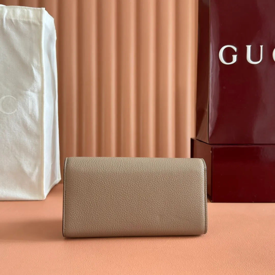 p540. 💋💋💋"With full set of original counter packaging" [New product] This Gucci Softbit series shoulder bag is ingeniously integrated with the brand's classic equestrian style accessories in the shape of a large half-horse bit. Gray-pink grained calfskin. Light gold-tone hardware. Dark brown microfiber lining. Half horsebit buckle. Ident.: 828147. Dimensions: 19x10x3.5cm.