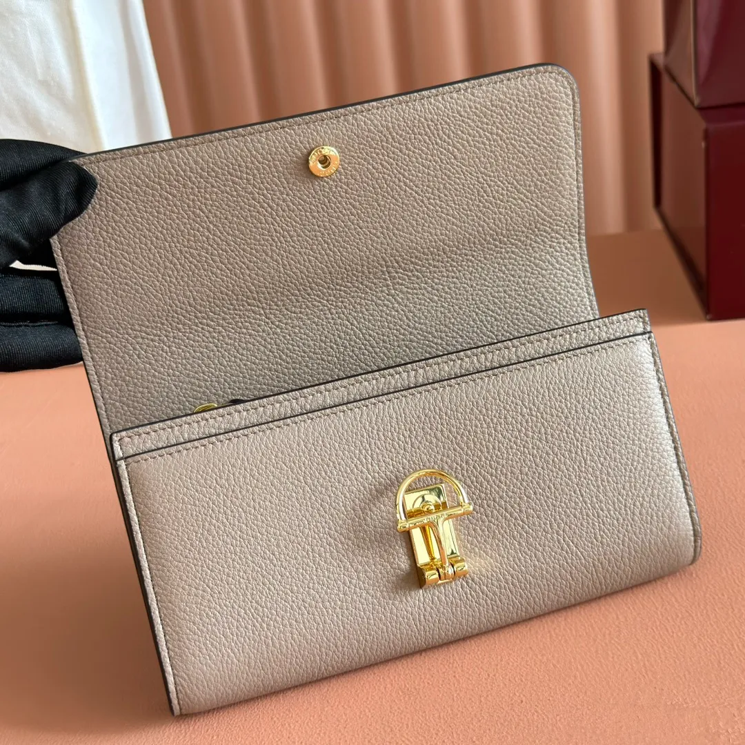p540. 💋💋💋"With full set of original counter packaging" [New product] This Gucci Softbit series shoulder bag is ingeniously integrated with the brand's classic equestrian style accessories in the shape of a large half-horse bit. Gray-pink grained calfskin. Light gold-tone hardware. Dark brown microfiber lining. Half horsebit buckle. Ident.: 828147. Dimensions: 19x10x3.5cm.