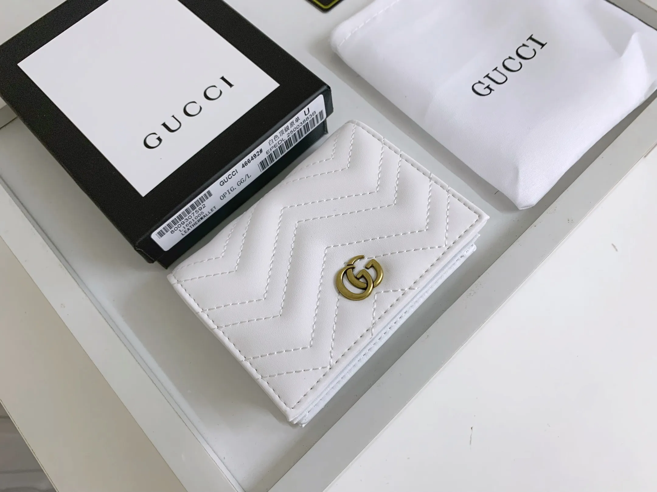 💰150 💎 Top original leather #White❤️ New model from GUCCI, counter quality, original single leather, real shot. 2021 Early Autumn New Style🔥 GG Marmont Series❣ Flip-top card holder😘 Made of soft quilted V-shaped leather 👍 Refined with top overseas hardware😍! Model: 466492 Size: 11x8.5x3cm.