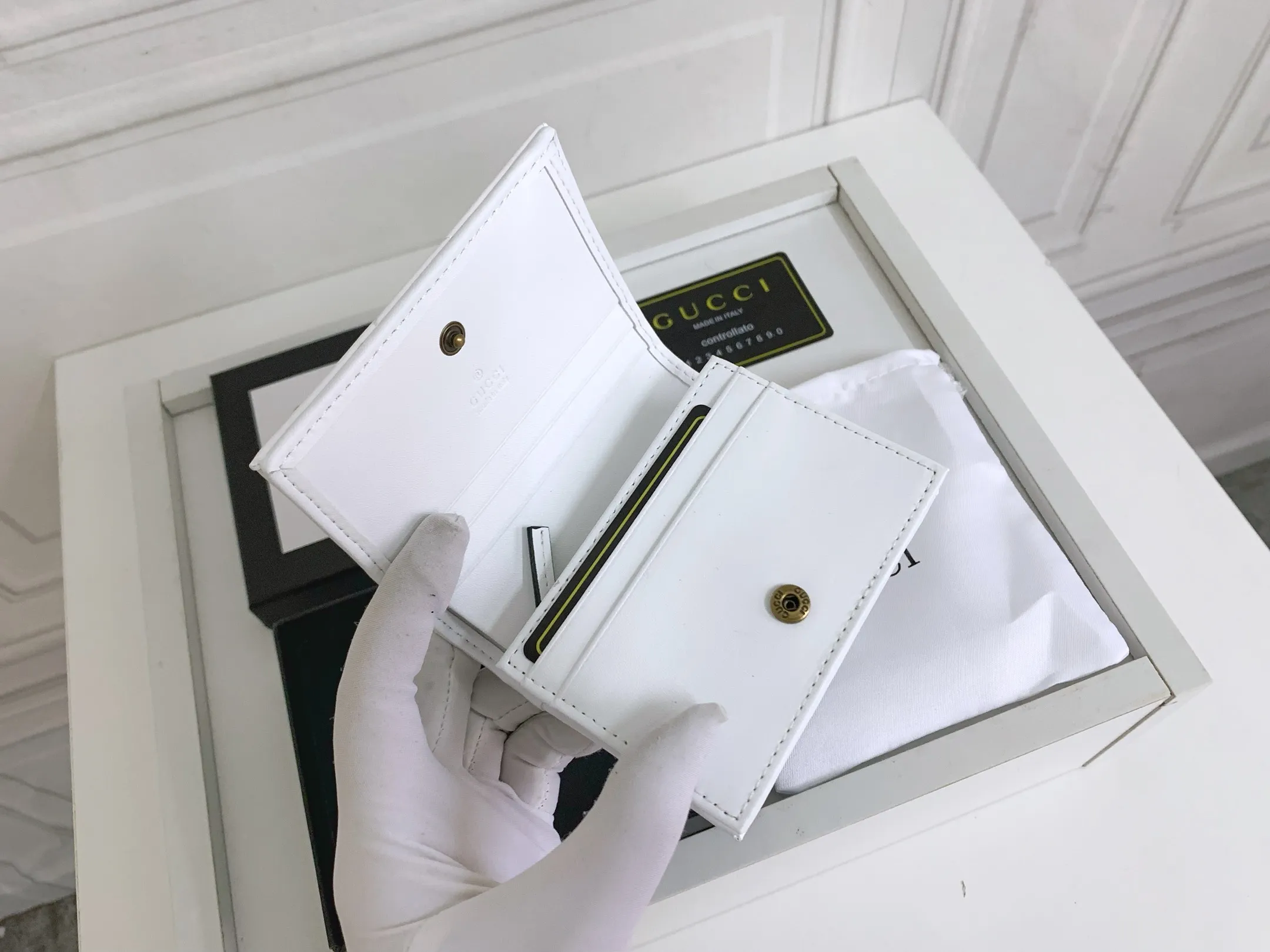 💰150 💎 Top original leather #White❤️ New model from GUCCI, counter quality, original single leather, real shot. 2021 Early Autumn New Style🔥 GG Marmont Series❣ Flip-top card holder😘 Made of soft quilted V-shaped leather 👍 Refined with top overseas hardware😍! Model: 466492 Size: 11x8.5x3cm.