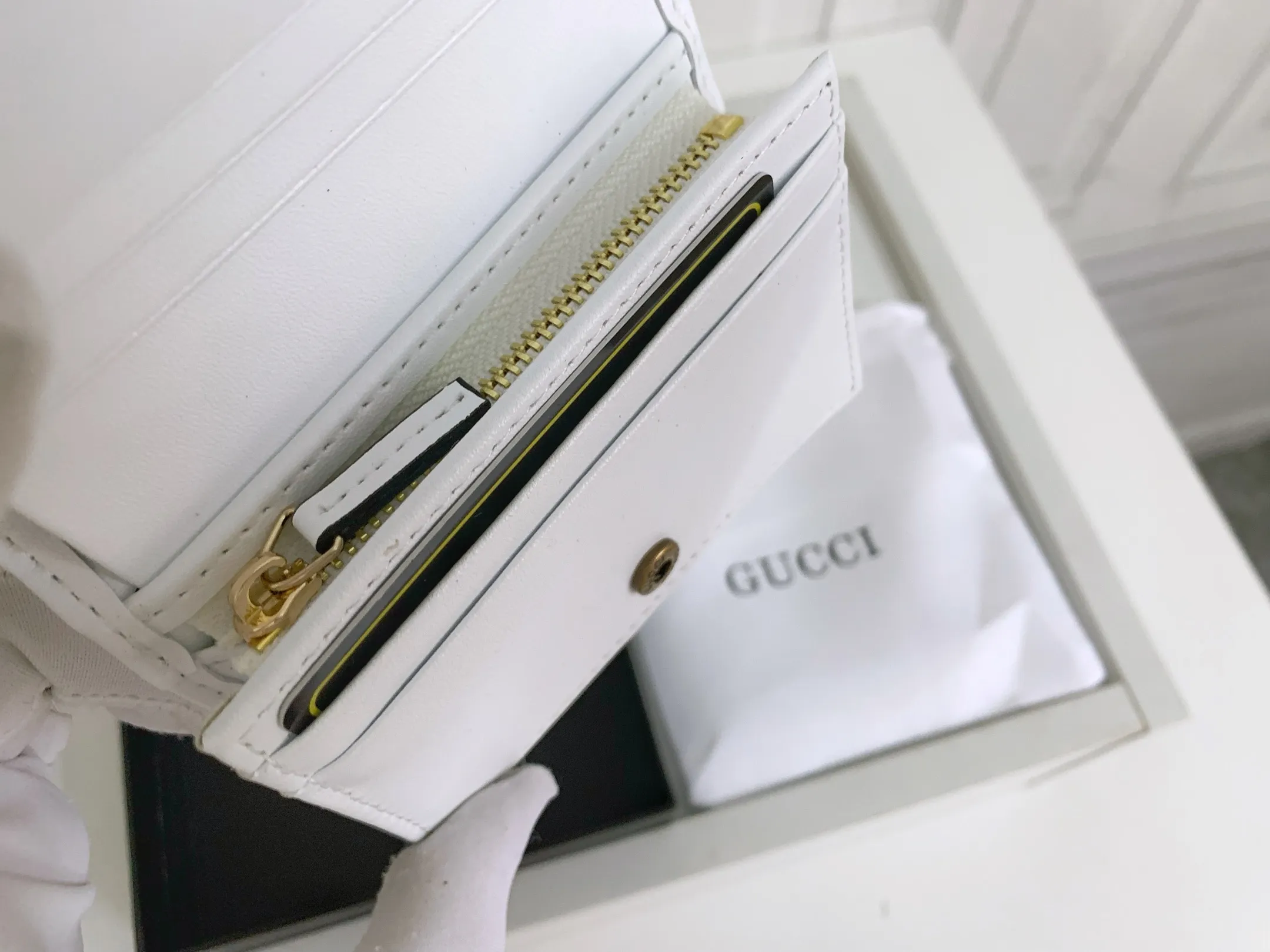 💰150 💎 Top original leather #White❤️ New model from GUCCI, counter quality, original single leather, real shot. 2021 Early Autumn New Style🔥 GG Marmont Series❣ Flip-top card holder😘 Made of soft quilted V-shaped leather 👍 Refined with top overseas hardware😍! Model: 466492 Size: 11x8.5x3cm.