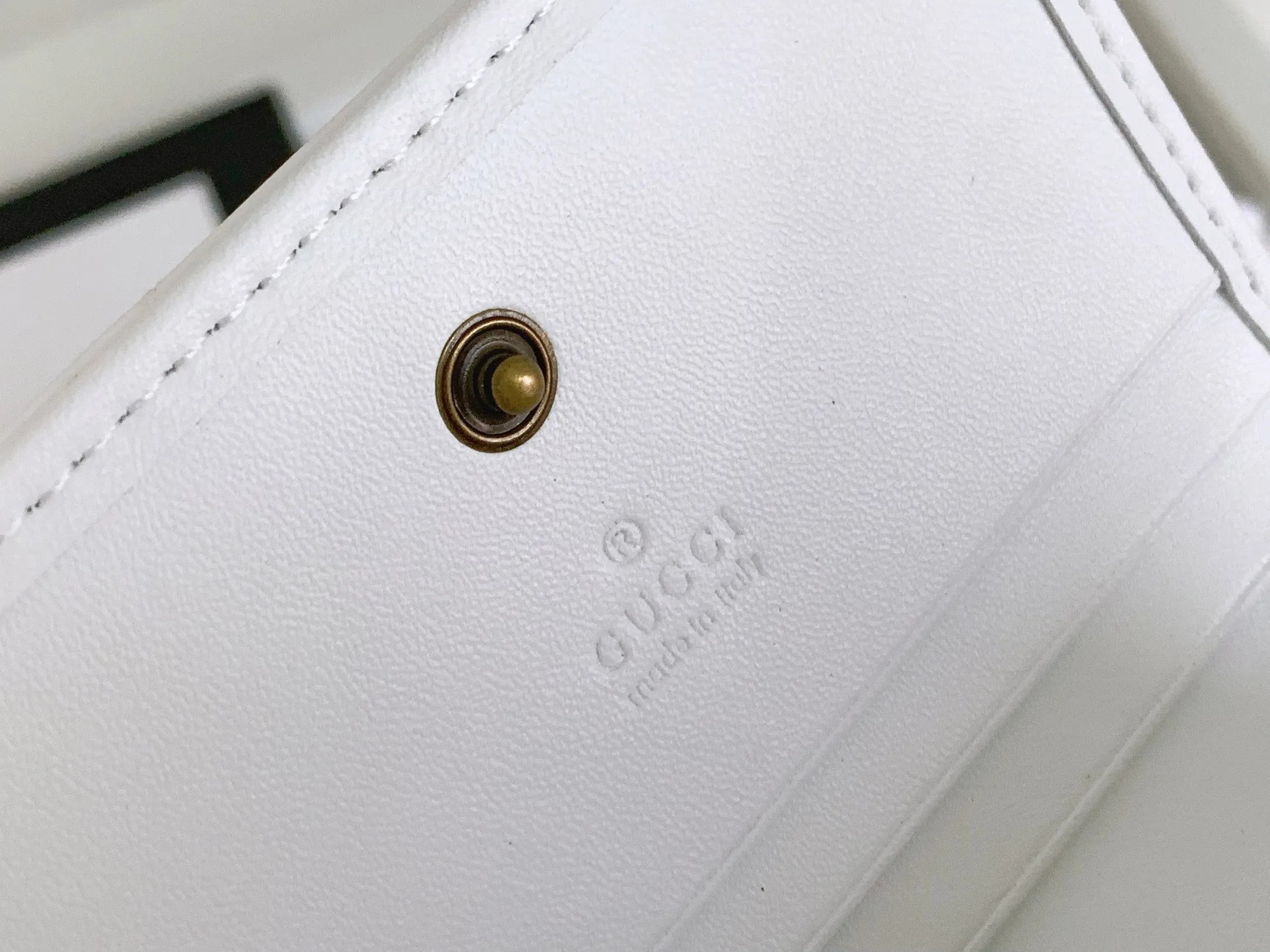 💰150 💎 Top original leather #White❤️ New model from GUCCI, counter quality, original single leather, real shot. 2021 Early Autumn New Style🔥 GG Marmont Series❣ Flip-top card holder😘 Made of soft quilted V-shaped leather 👍 Refined with top overseas hardware😍! Model: 466492 Size: 11x8.5x3cm.
