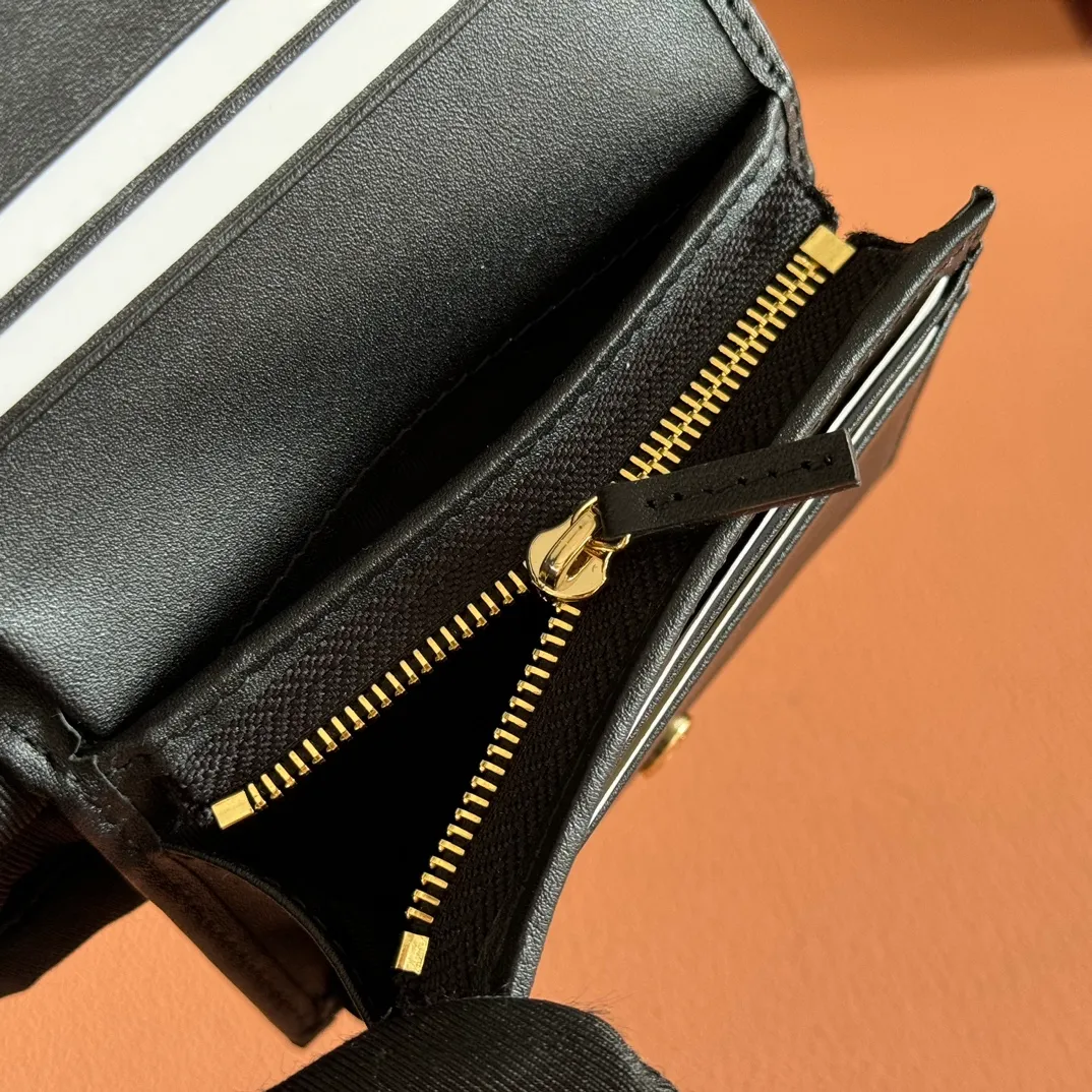 p400. 💋💋💋【Full set of original leather accessories counter packaging】🔥🔥Gucc” 1955 Horsebit Bag! The card bag’s classic horsebit + Monogram + card bag’s black hook design is full of retro. The long shoulder strap and single shoulder strap are very beautiful! This season’s hot style, it feels like it is going to become popular again! Do you have the feeling that you want to buy it immediately. Model: 621887. Size: 11x8.5x3cm. Color: black pvc.