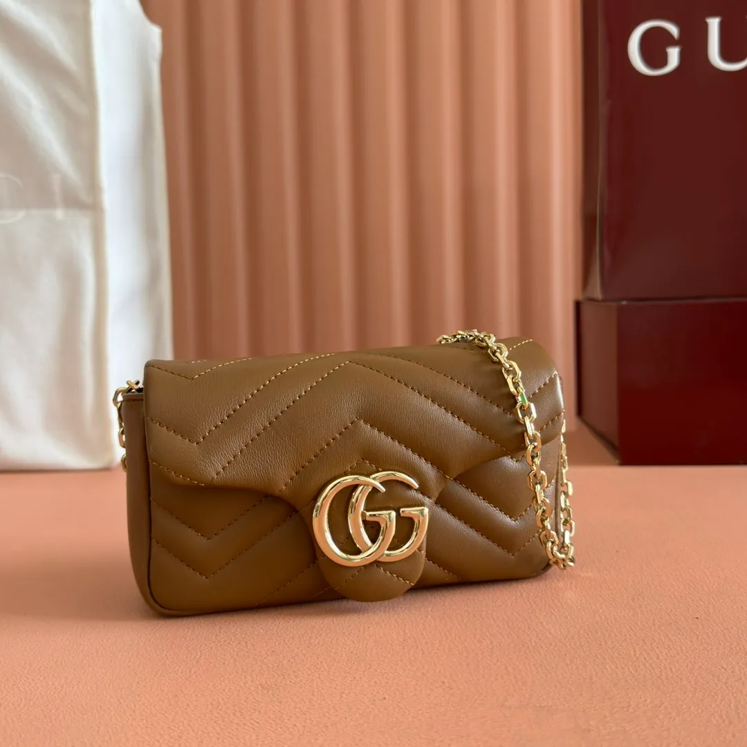 p900💋💋💋【Original leather configuration counter complete package】The brand's iconic GG Marmont series is ingeniously integrated with double G-shaped accessories and faceted chain straps, and soft leather is selected to create a soft-lined bag shape. This mini bag is embellished with the brand's archive logo, which debuted in the 1970s. Black V-shaped Matelassé sheepskin. Silver-tone hardware. Silver-tone hardware. Double G. Chain shoulder strap (60 cm high). Magnetic snap closure. Weight: approx. 0.35 kg. Ident number: 841290. Dimensions: 16.5cm (width) x 9.5cm (height) x 4.5cm (depth) Color: caramel full leather/original leather. Made in Italy