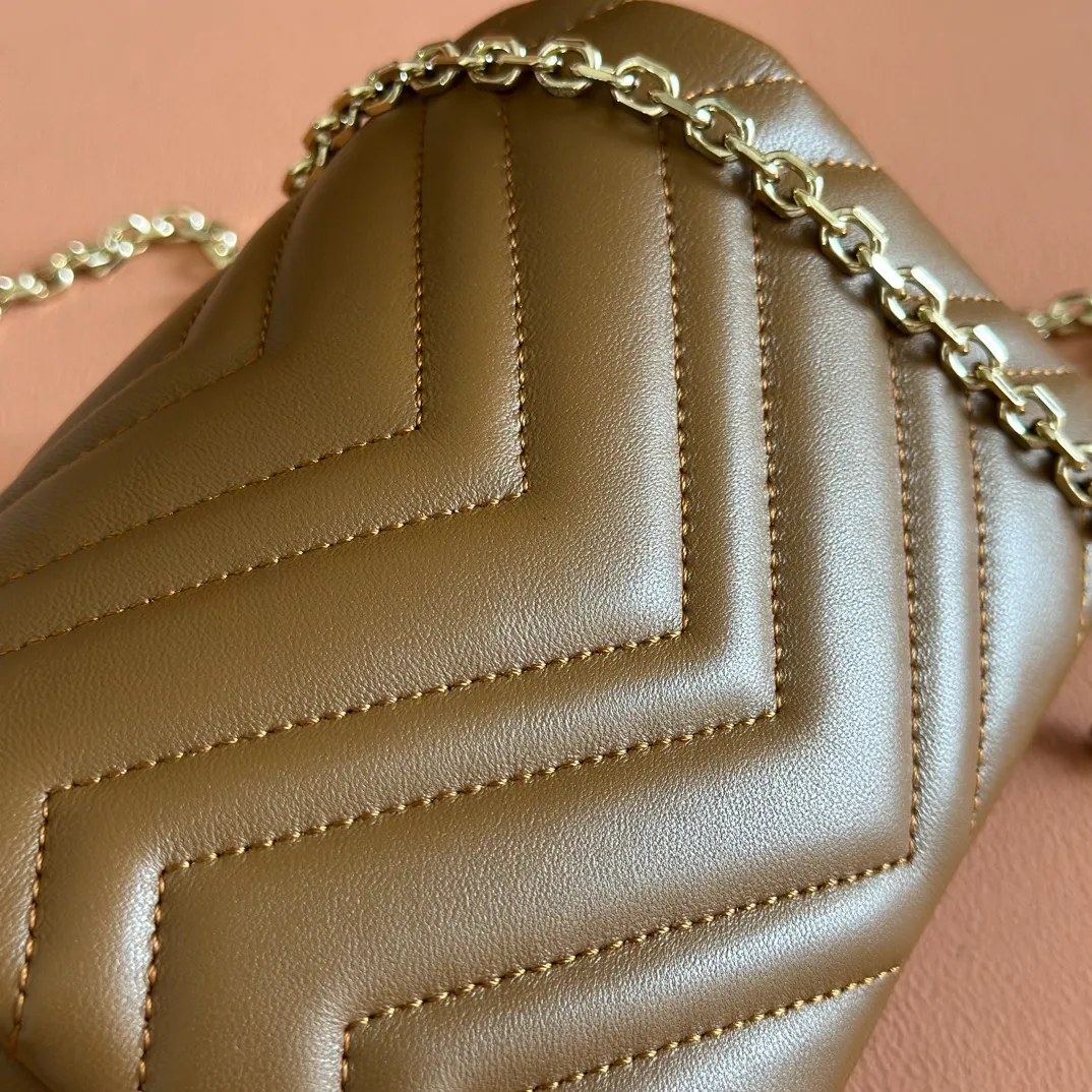 p900💋💋💋【Original leather configuration counter complete package】The brand's iconic GG Marmont series is ingeniously integrated with double G-shaped accessories and faceted chain straps, and soft leather is selected to create a soft-lined bag shape. This mini bag is embellished with the brand's archive logo, which debuted in the 1970s. Black V-shaped Matelassé sheepskin. Silver-tone hardware. Silver-tone hardware. Double G. Chain shoulder strap (60 cm high). Magnetic snap closure. Weight: approx. 0.35 kg. Ident number: 841290. Dimensions: 16.5cm (width) x 9.5cm (height) x 4.5cm (depth) Color: caramel full leather/original leather. Made in Italy