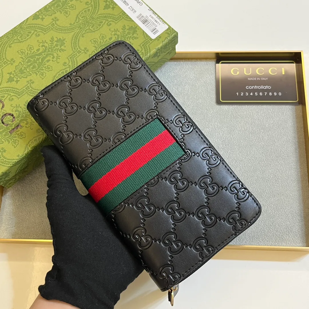 💰150 💎 Upgraded original version 🇮🇹 Gucci's two most recognizable logos - GG pattern and webbing are carefully matched. This full-zip wallet is crafted from GG Supreme canvas and features branded web stripes. Style number: 408831. Size: 19x10x2.5cm