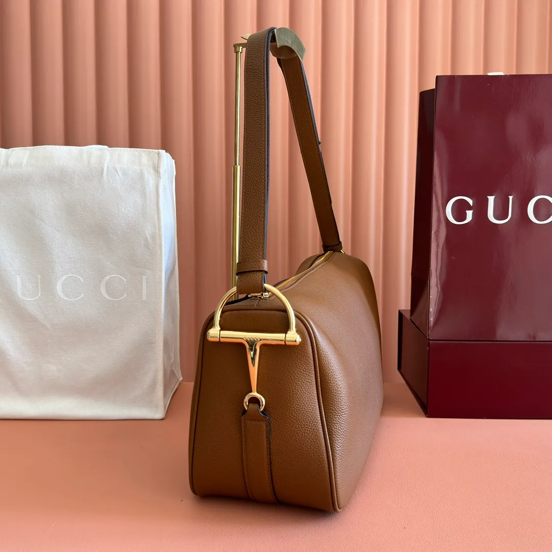 p1340💋💋💋【With full set of original counter packaging】The Gucci Half Horsebit series is newly presented, reinterpreting one of the brand's most iconic elements in a modern style. The collection cleverly combines relaxed silhouettes with the iconic half-horsebit hardware, which gives rise to its name. Brown grained soft leather Gold-tone hardware Brown cotton and linen blend lining Half horsebit closure Interior: One open pocket Adjustable cowhide leather shoulder strap (height: 33cm - 38cm) Zip closure Ident number: 862530. Dimensions: 38cm (W) x 20cm (H) x 15cm (D) Weight: Approx. 0.95kg Color: Brown/Full Leather.