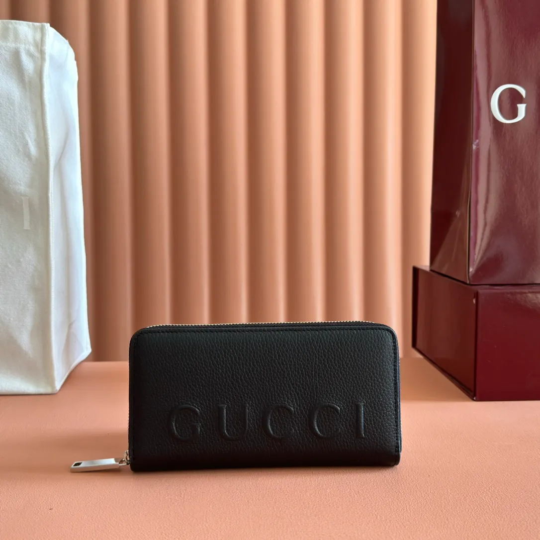 p500. 💋💋💋"With full set of original counter packaging"💕[New Product] The GG Marmont series features colorful details as eye-catching highlights, and novel functions add vitality to classic silhouettes. This bifold wallet is made of cowhide, black cowhide, black moiré fabric lining, twelve card compartments and three ticket compartments, zippered coin pocket, weight: approx. 0.23 kg, model number: 835120. Dimensions: 10.5 cm (length) x 19 cm (width) x 2 cm (thickness) Color: black full leather. Made in Italy
