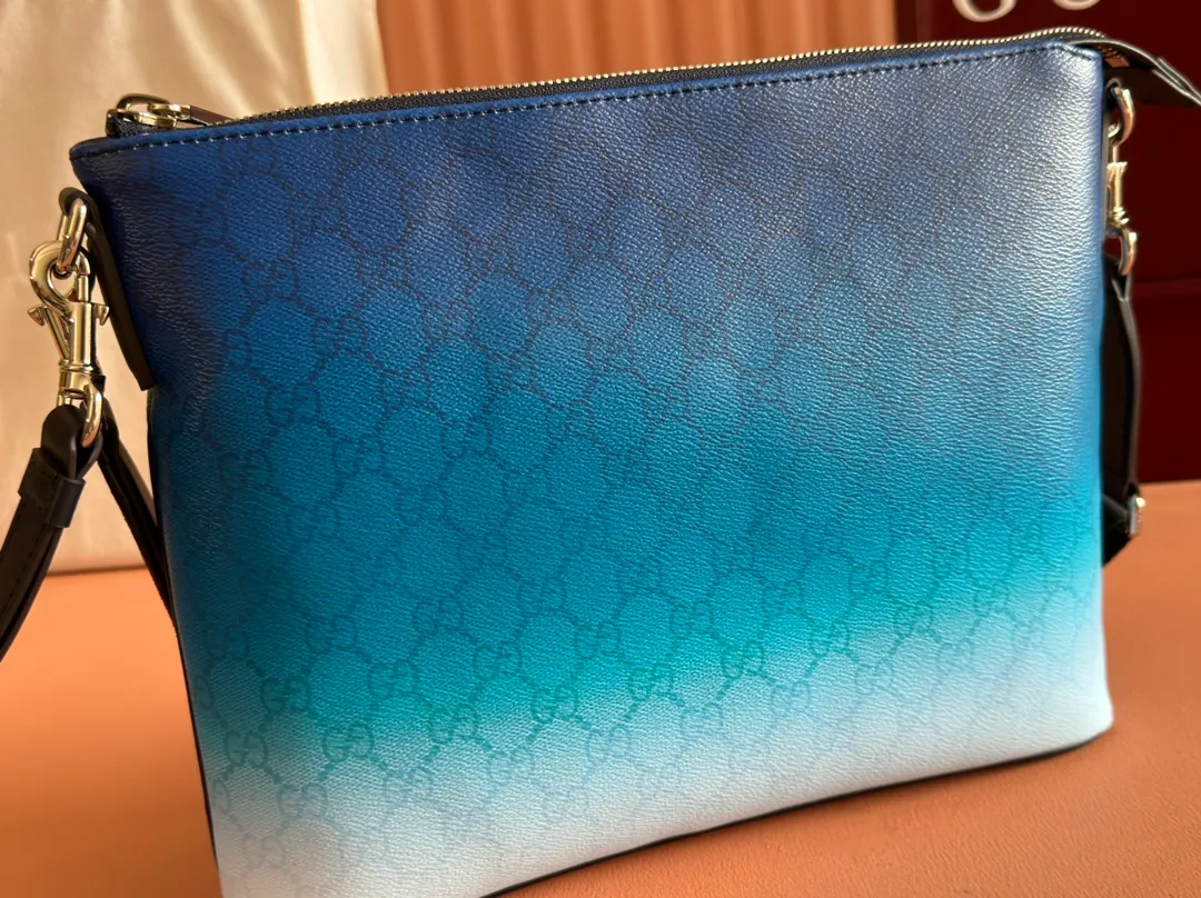 p1020💋💋💋【Full set of packaging at the counter】🔥The unique blue gradient effect printing adds fashionable beauty to this basic functional item. This clutch bag is made of GG Monogram coated fabric and has an all-over gradient print for an elegant style. Gradient blue GG Monogram coated fabric All-over gradient print Blue cotton and linen lining Interior: 1 zip pocket Detachable wrist strap (17 cm high) Zip closure Ref.: 835692. Dimensions: 31cm (width) x 24.5cm (height) x 5cm (depth) Weight: approx. 0.7kg Color: gradient blue/original leather. Made in Italy