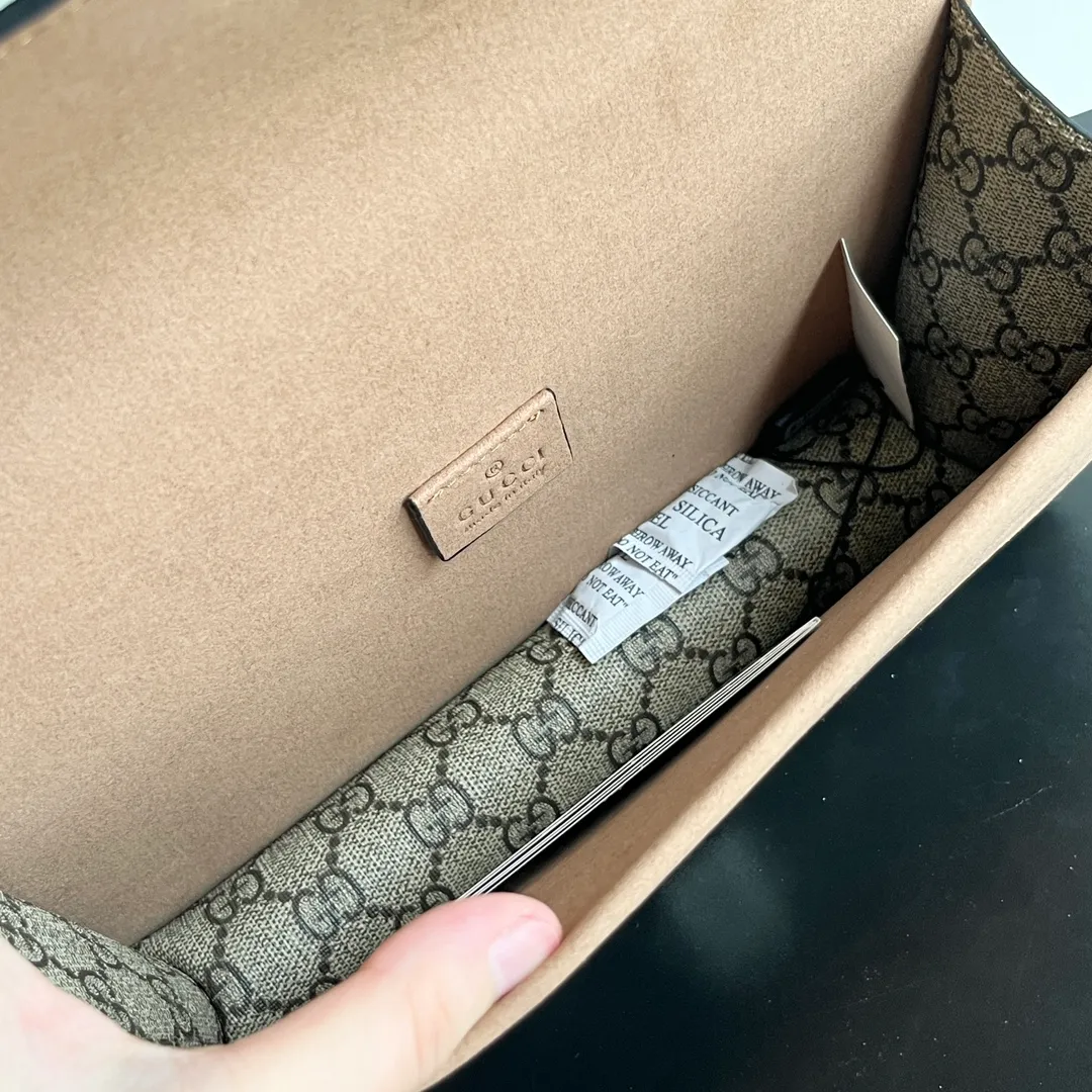 New upgraded version of real shot #💰300 Model: 499623 Apricot Color Size: 25x14x8cm 𝙂𝙪𝙘𝙘𝙞 𝘿𝙞𝙤𝙣𝙮𝙨𝙪𝙨Diamond Bacchus True Fragrance Series Warning, it’s amazing. It retains the perfect pedigree of the Bacchus bag, but opens the era of Bacchus innovation! The most valuable part of the entire bag is the tiger head diamond buckle, a palace-level treasure item. Not a market product. The weight is very light and the size is perfect. Highly recommended.